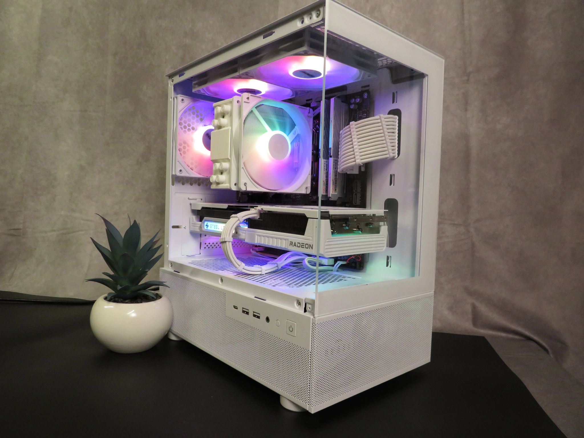 RX 9060 XT in White! Ryzen 5 5600X + ASRock Steel Legend RX 9060XT + 32 GB DDR4 + 1 TB NVME