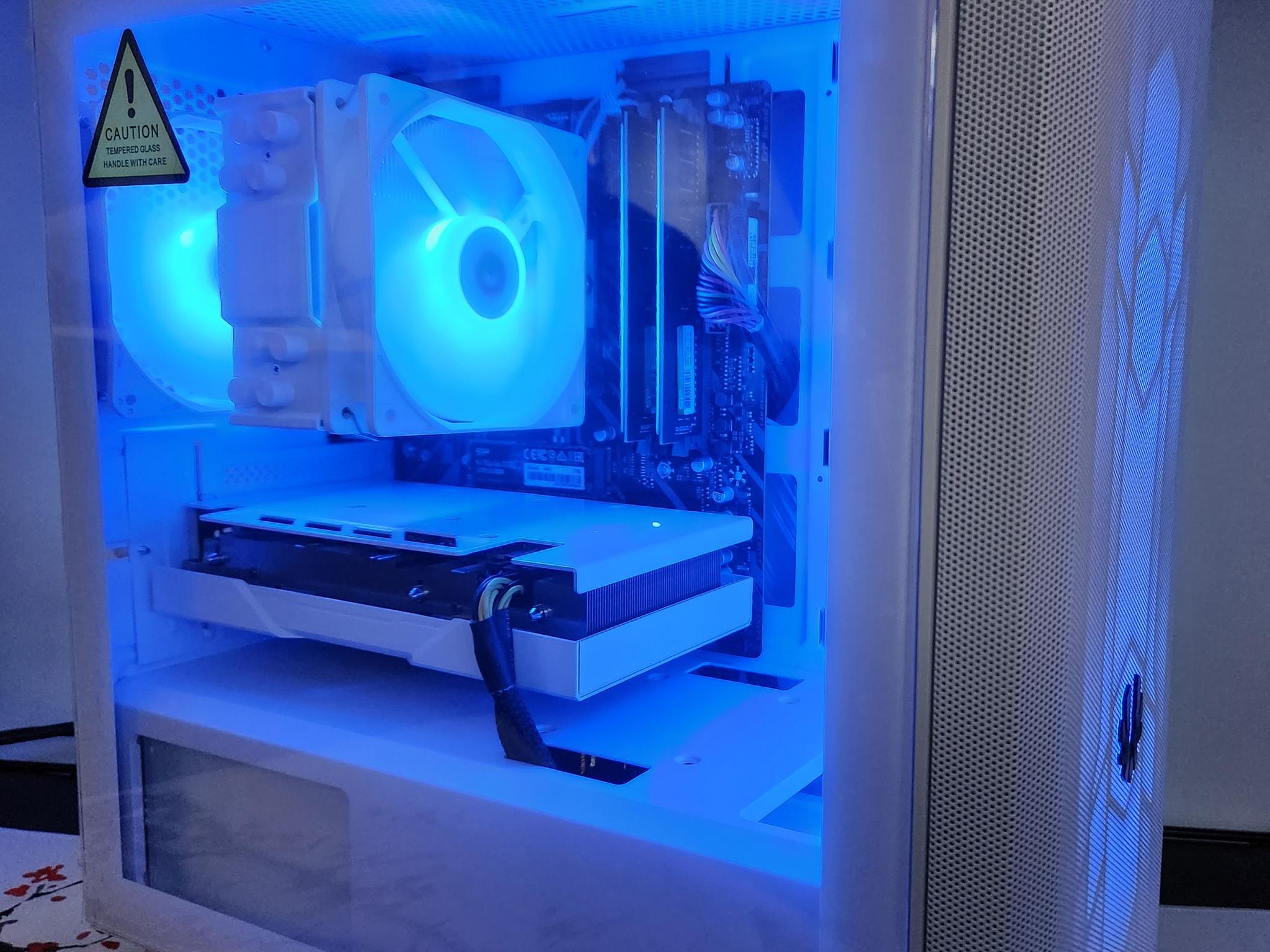 Frosty Gaming Rig Ryzen 5 / 32GB DDR4/ 1TB SSD / RX 6600