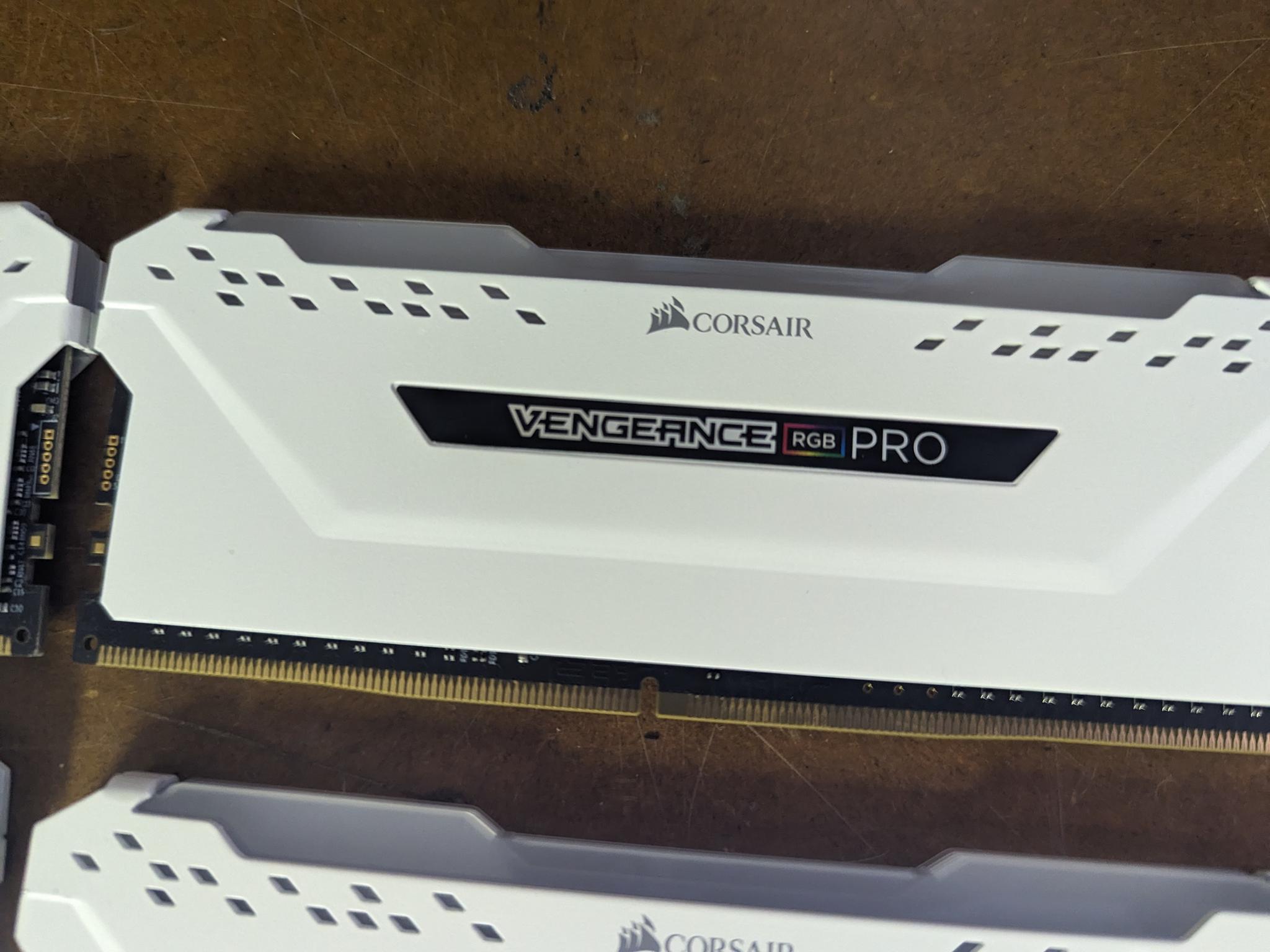 Vengeance Pro White 32gig @3600mhz