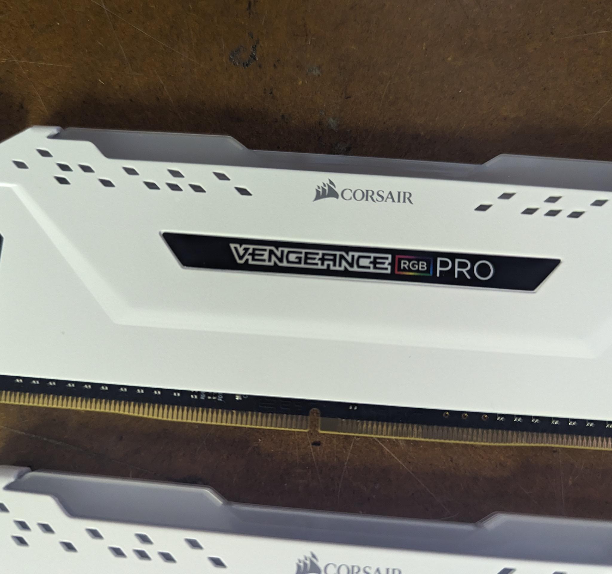 Vengeance Pro White 32gig @3600mhz