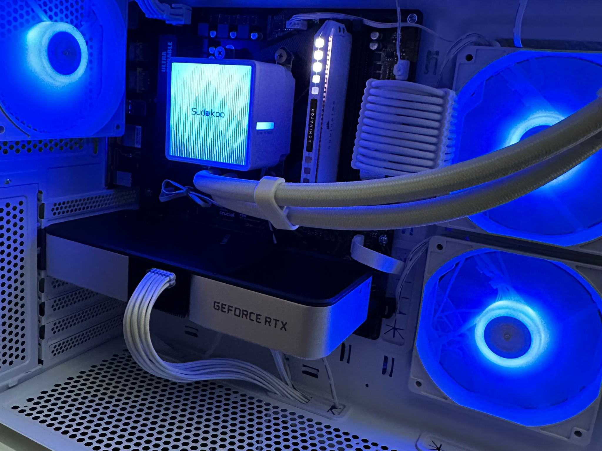 VERY NICE WHITE GAMING PC