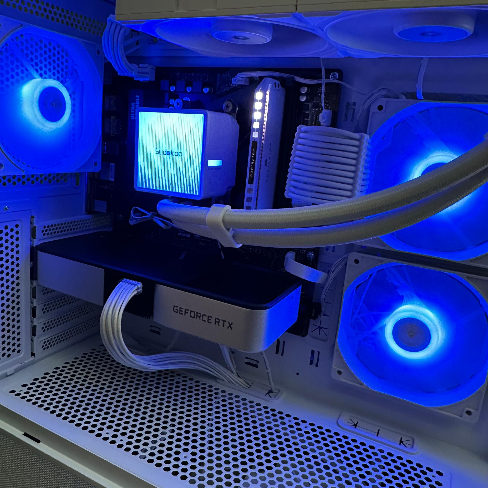 VERY NICE WHITE GAMING PC