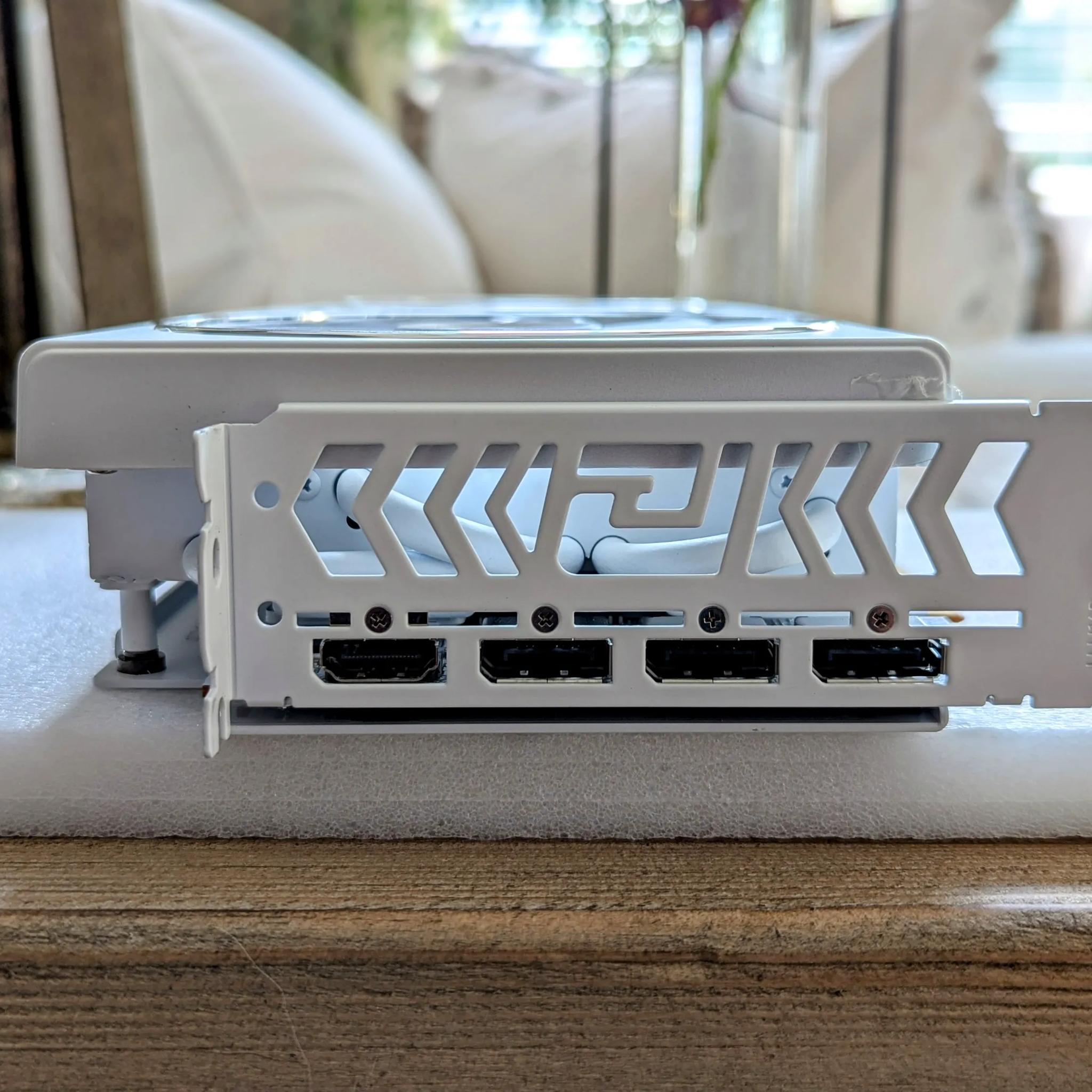 PowerCooler Hellhound 7800XT Spectral White