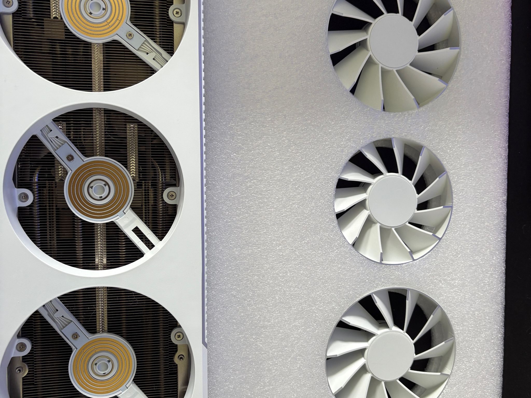 XFX RX 7800XT Magnetic Air white