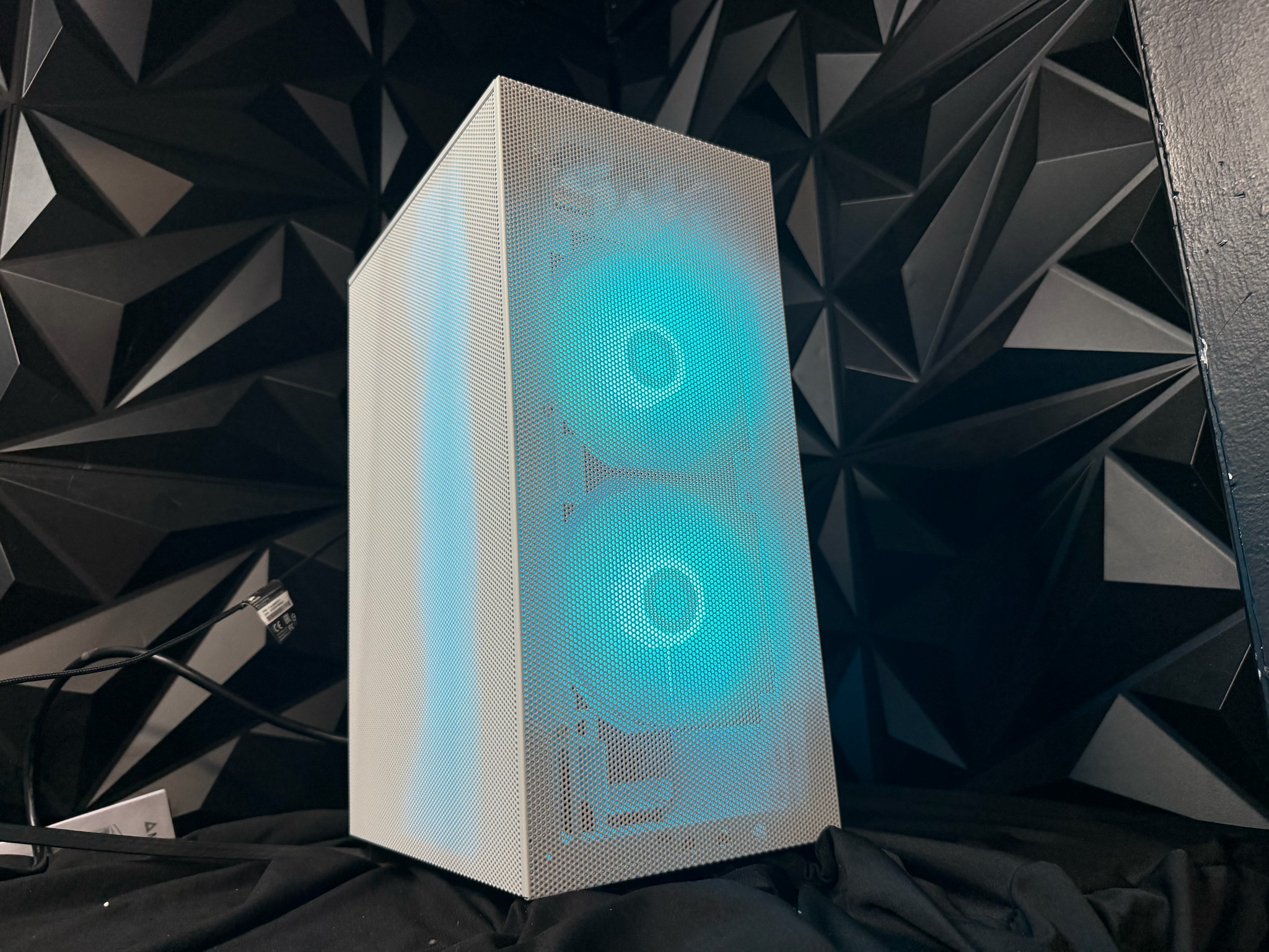 🥛❄️ THE MILK MINI ❄️🥛Ryzen 5 7500X3D| RX 9060XT 16 GB| 32 GB DDR5| 1 TB NVMe| 650W PSU