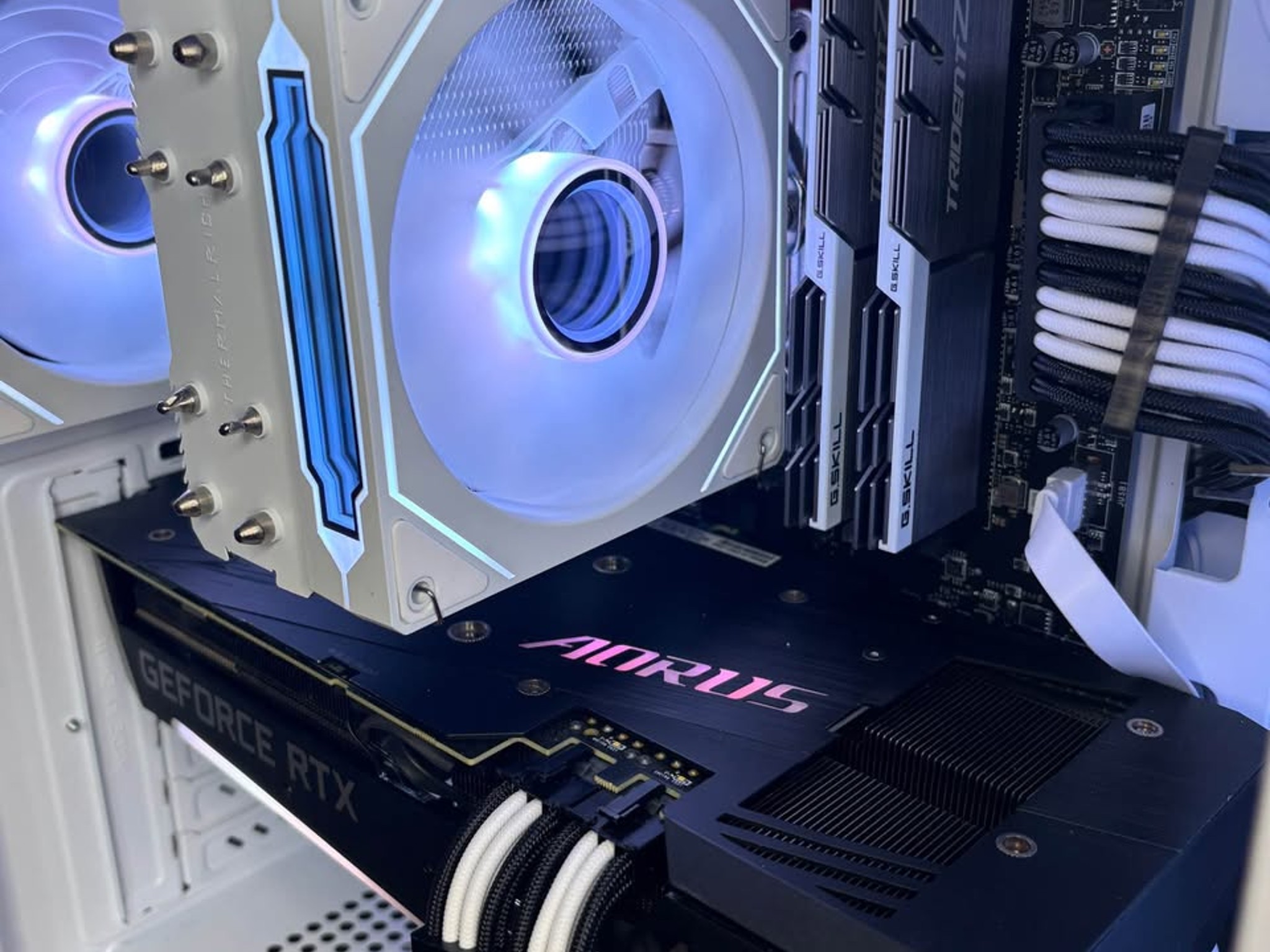 White Gaming PC (RTX 3070 TI 8GB + AMD Ryzen 5 5500 + SSD)