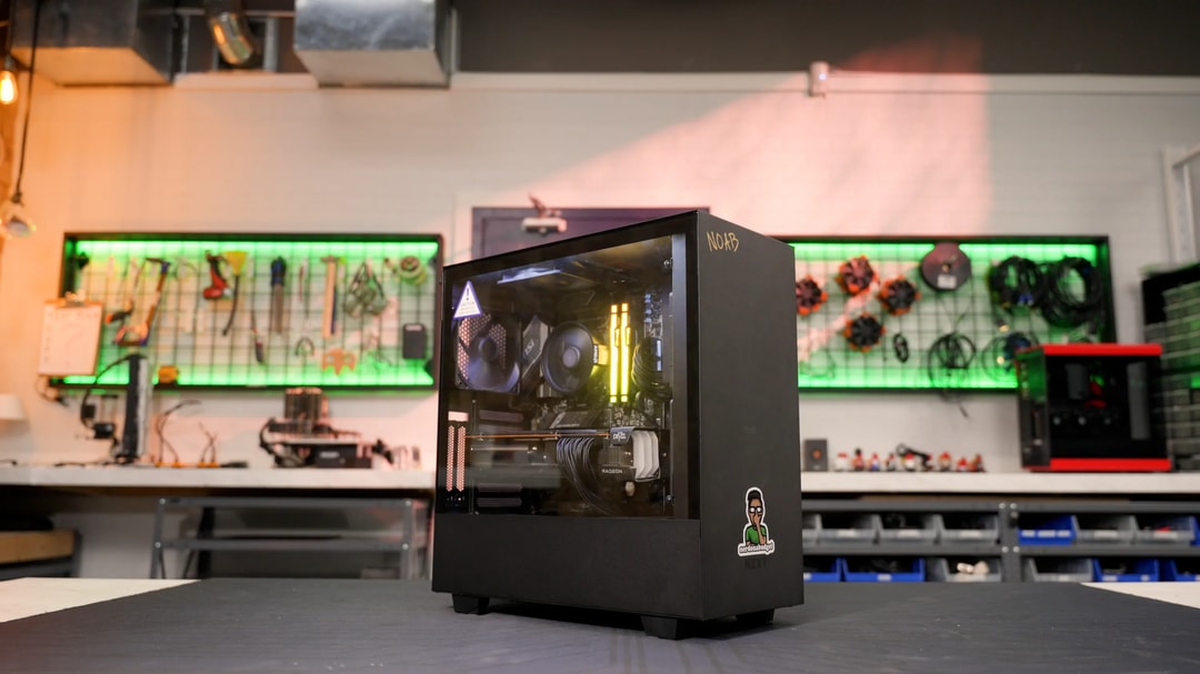 Nerd on a Budget | LTT PC Challenge Build – Ryzen 5 7600 + RX 6950 XT ...