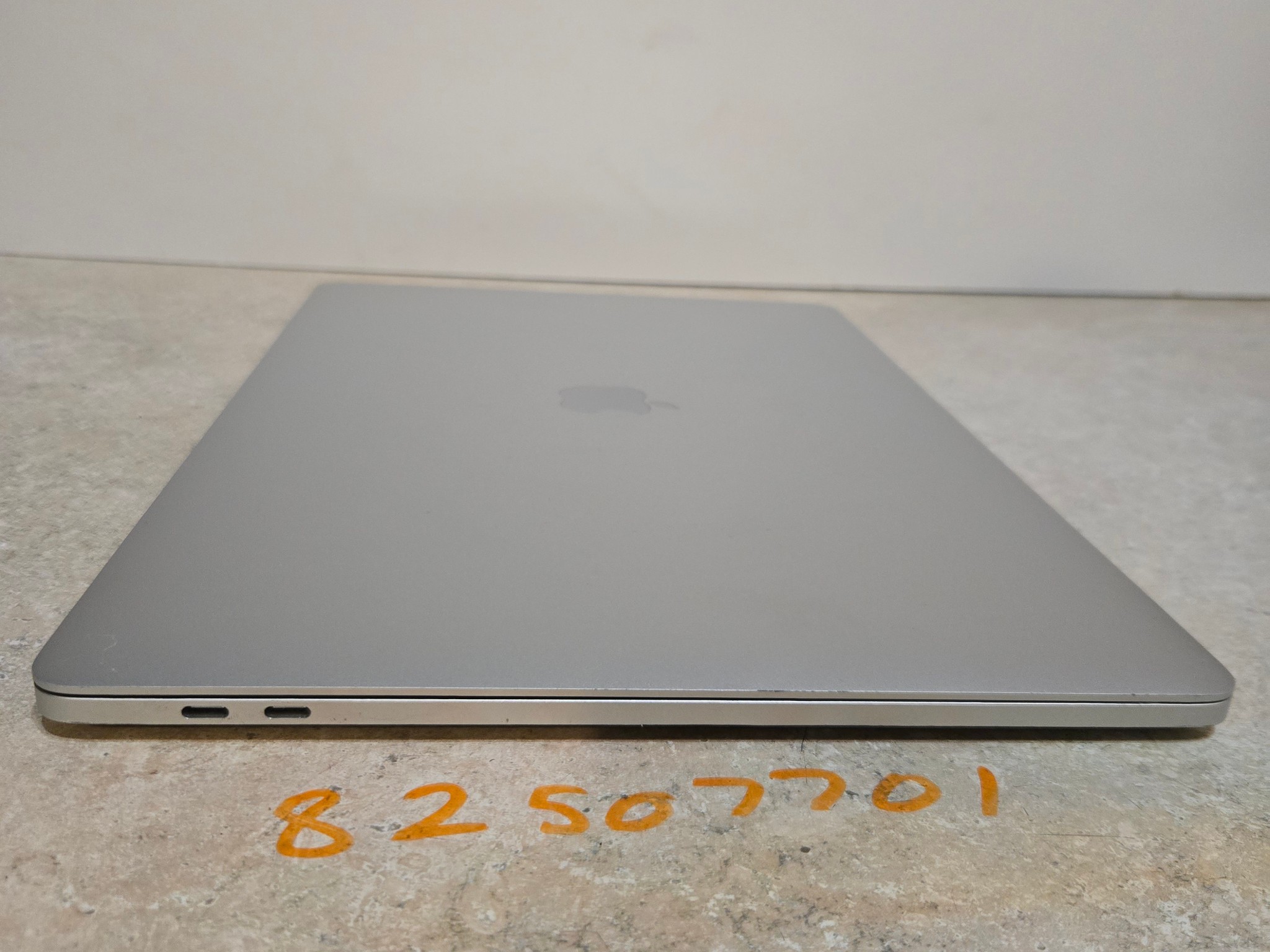 Apple Macbook Pro 15 inch Laptop - 2018 - intel i7 - 512GB SSD - Model A1990
