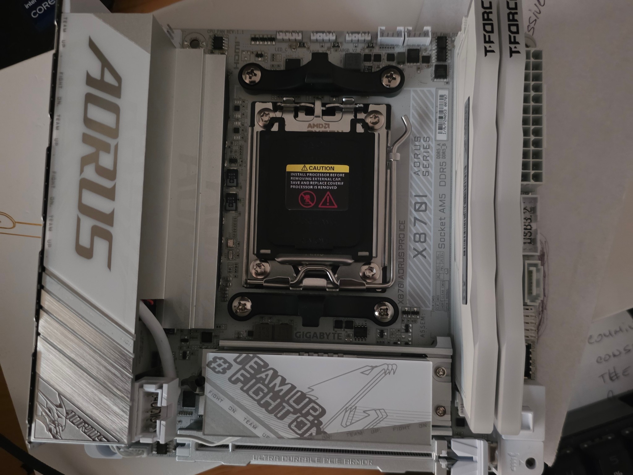 Gigabyte X870i Aorus Pro ICE + 7900X + 16Gb team elite RBG White