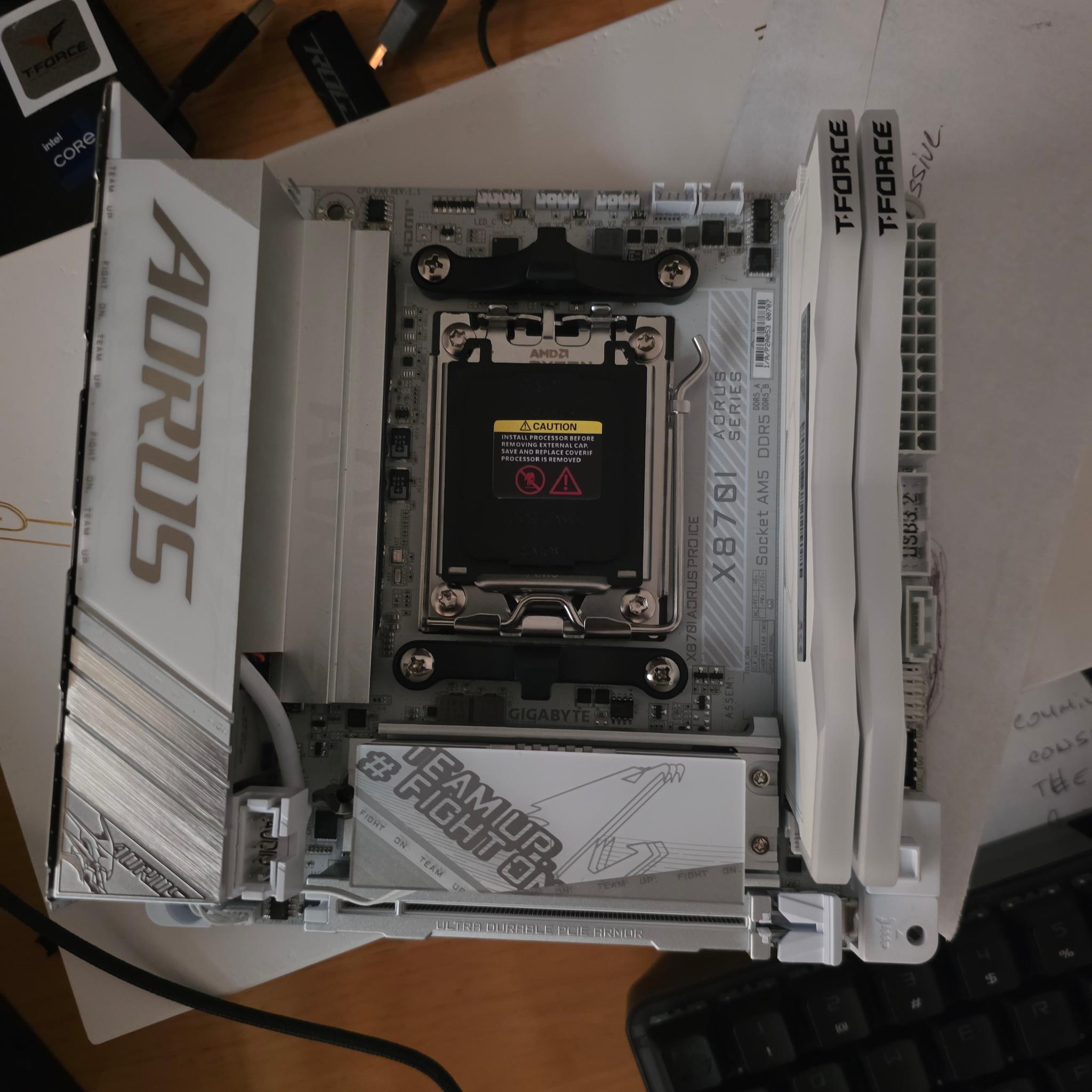 Gigabyte X870i Aorus Pro ICE + 7900X + 16Gb team elite RBG White