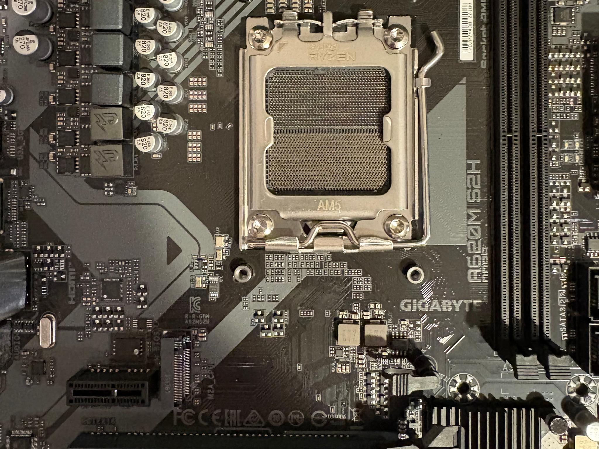 GIGABYTE A620M S2H - Image 1