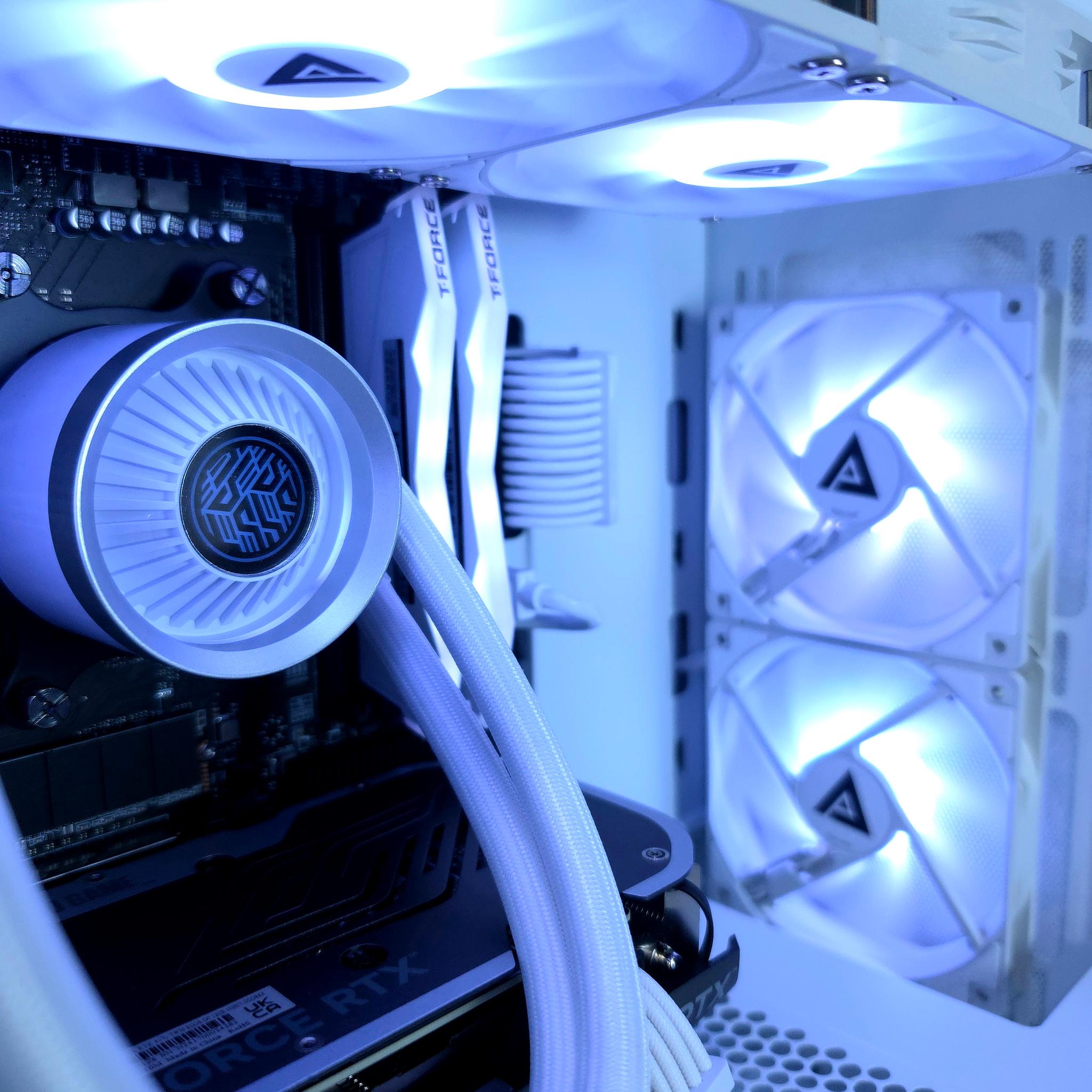 Zotac RTX 5070 🤍 Ryzen 7 8700F
