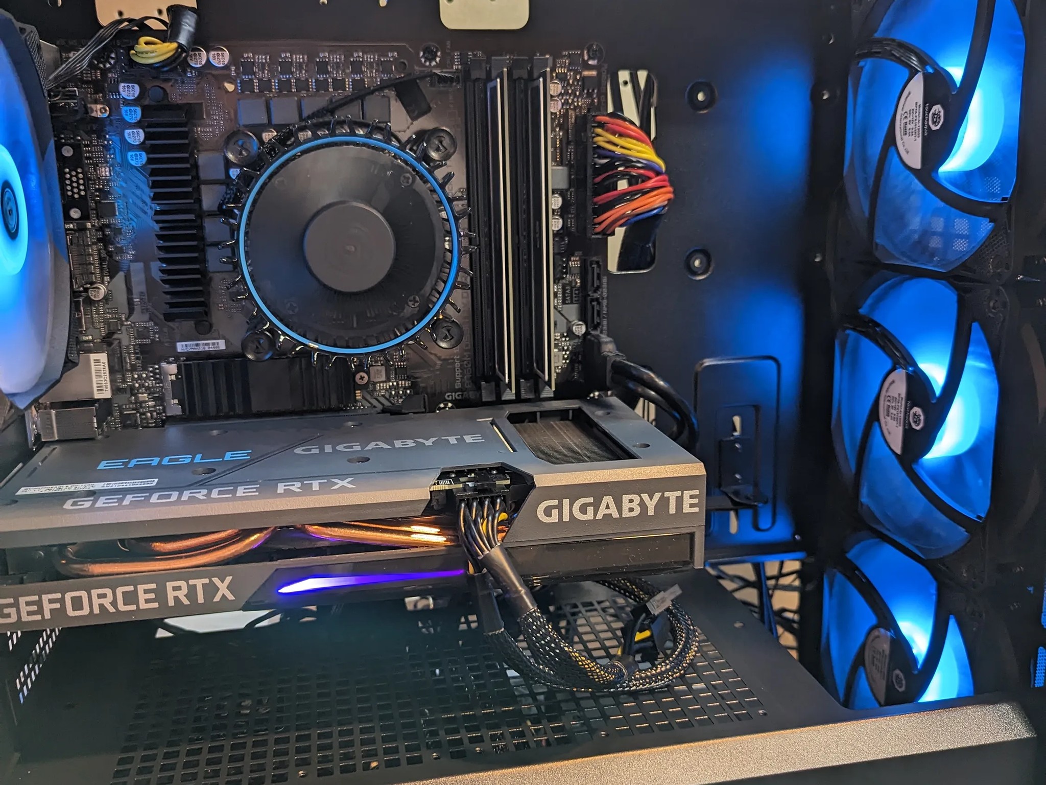 | Intel i3-13100 |RTX 3060 Gigabyte Eagle| 16GB DDR4 3200MHz|