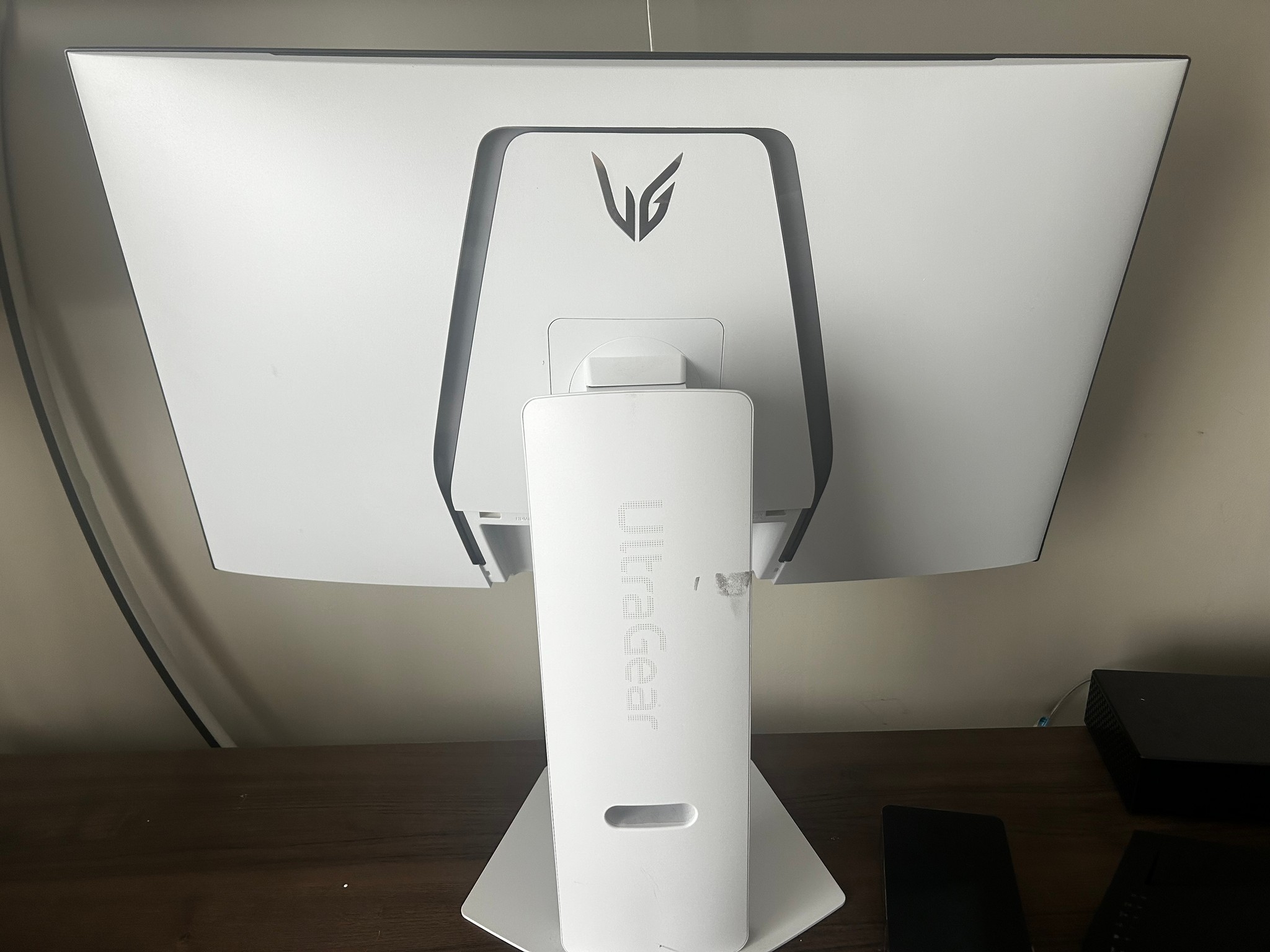 ALL WHITE LG UltraGear  32" 4K UHD (3840 x 2160) 240Hz Gaming Monitor (32GS95UV-W)