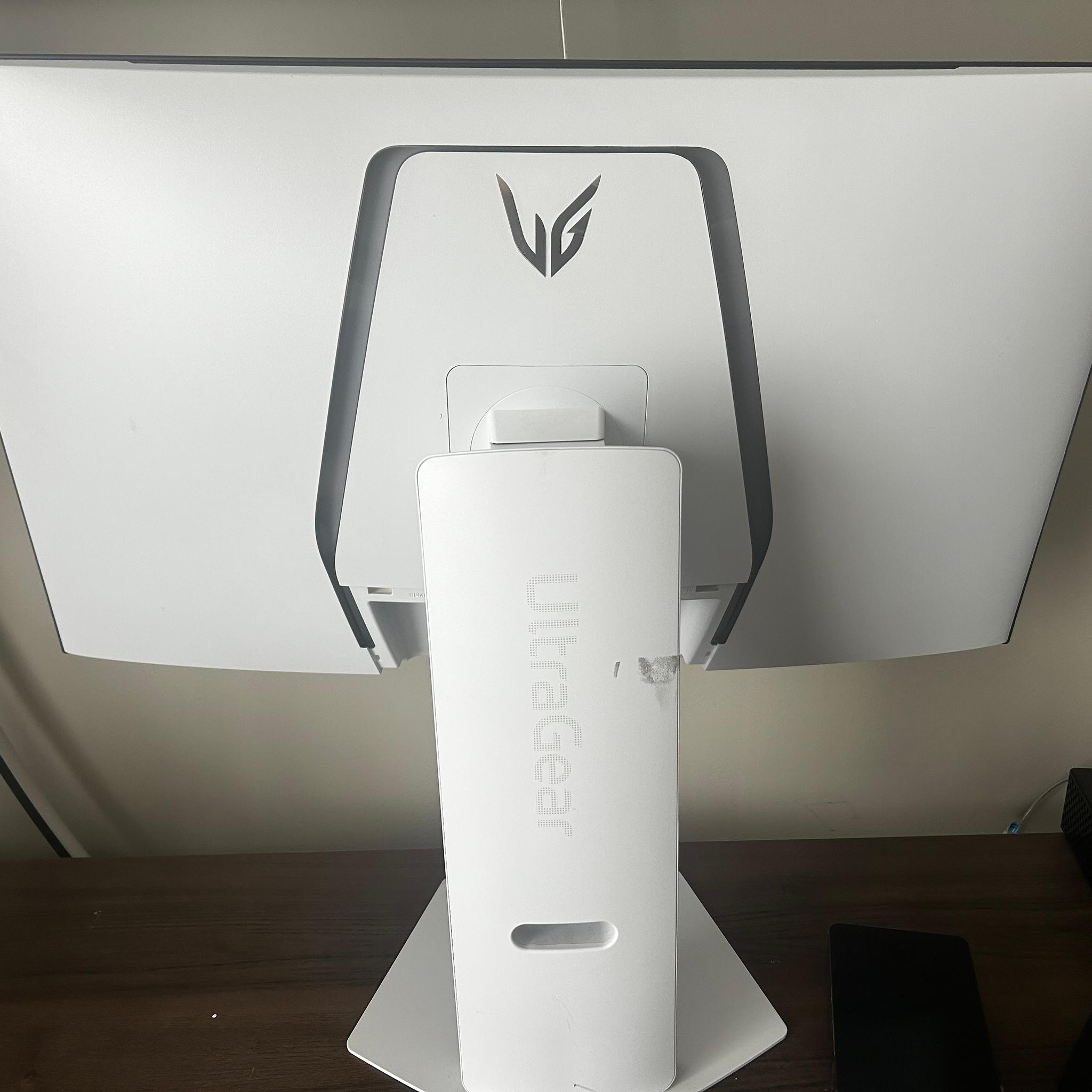 ALL WHITE LG UltraGear  32" 4K UHD (3840 x 2160) 240Hz Gaming Monitor (32GS95UV-W)