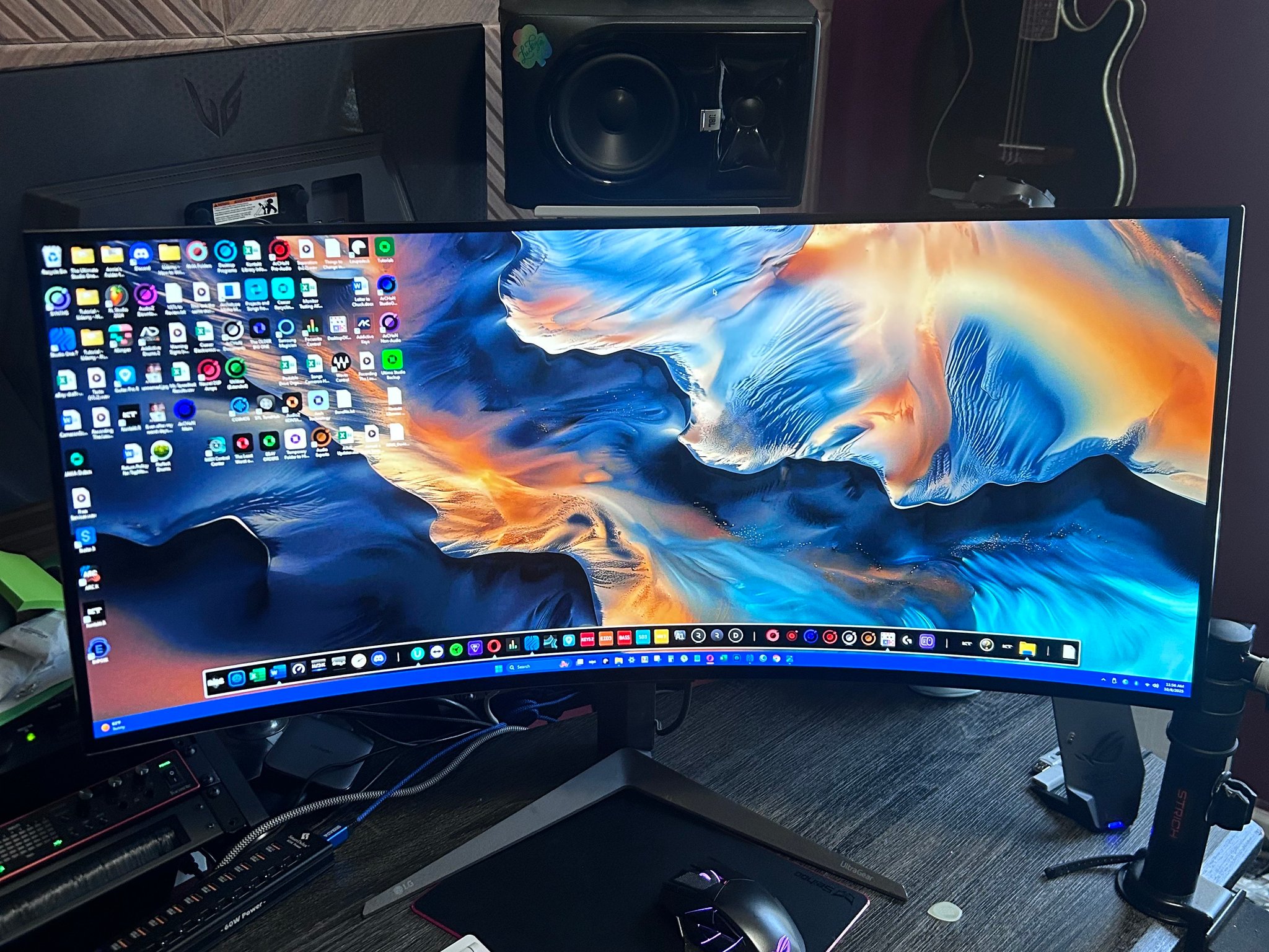 LG UltraGear OLED (1440P) (240Hz) 34" 800R Curved Gaming Monitor (34GS95QE-B)