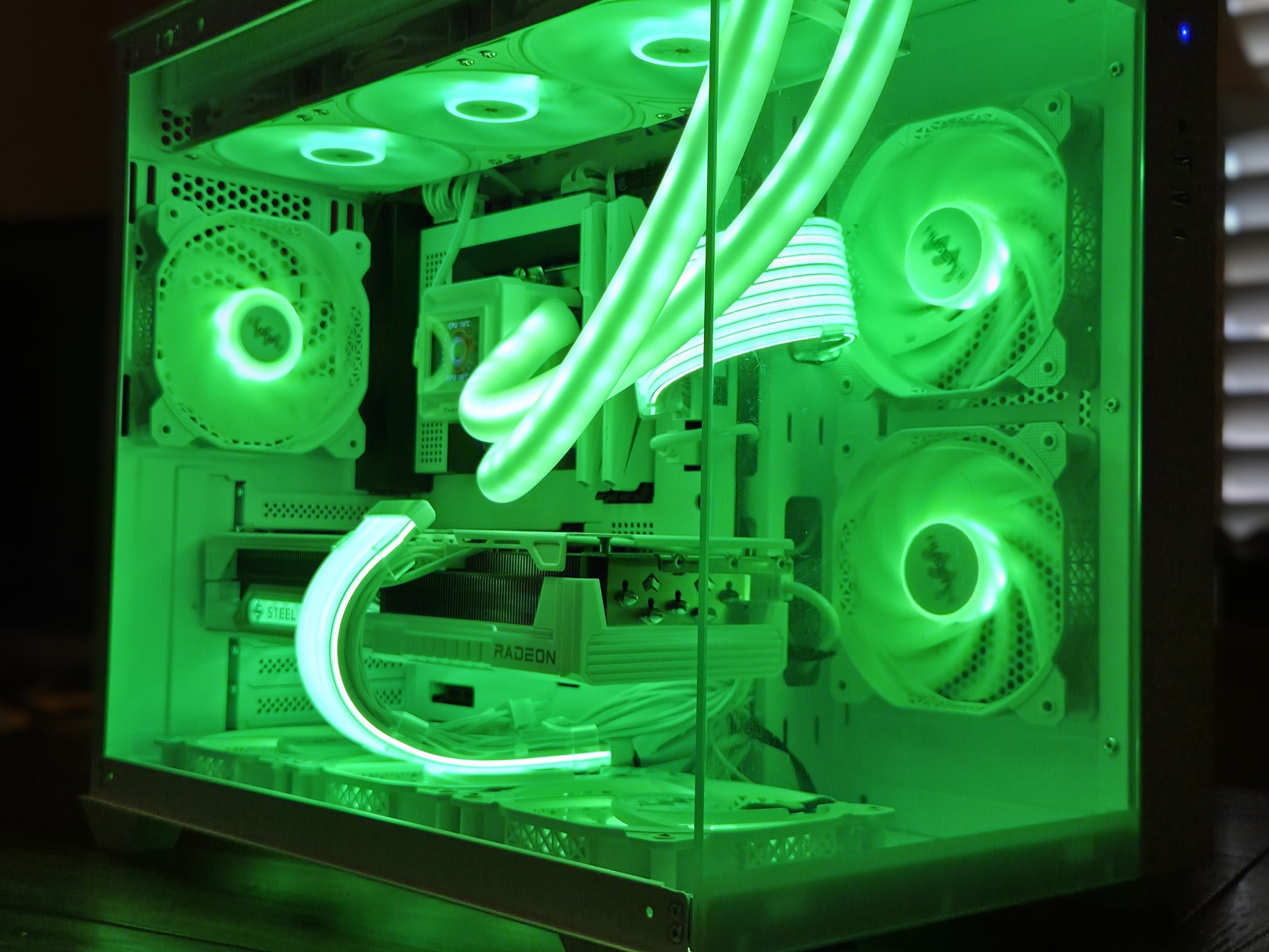 Blizzard! ❄️ | RX 9070 XT Gaming PC | Intel i5-14600K | 32GB DDR5 | 1TB Gen4 NVMe | 2" LCD Display!