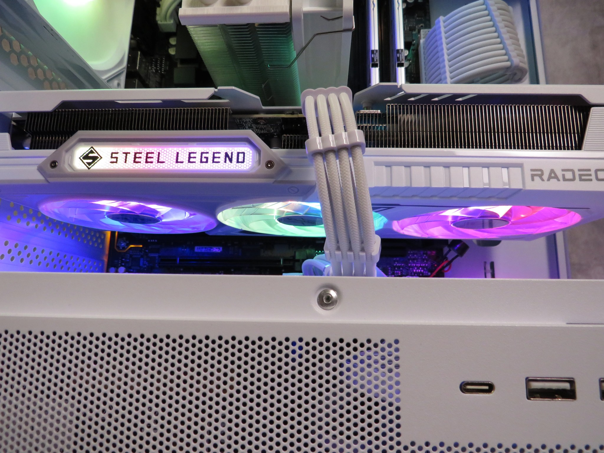RX 9060 XT in White! Ryzen 5 5600X + ASRock Steel Legend RX 9060XT + 32 GB DDR4 + 1 TB NVME