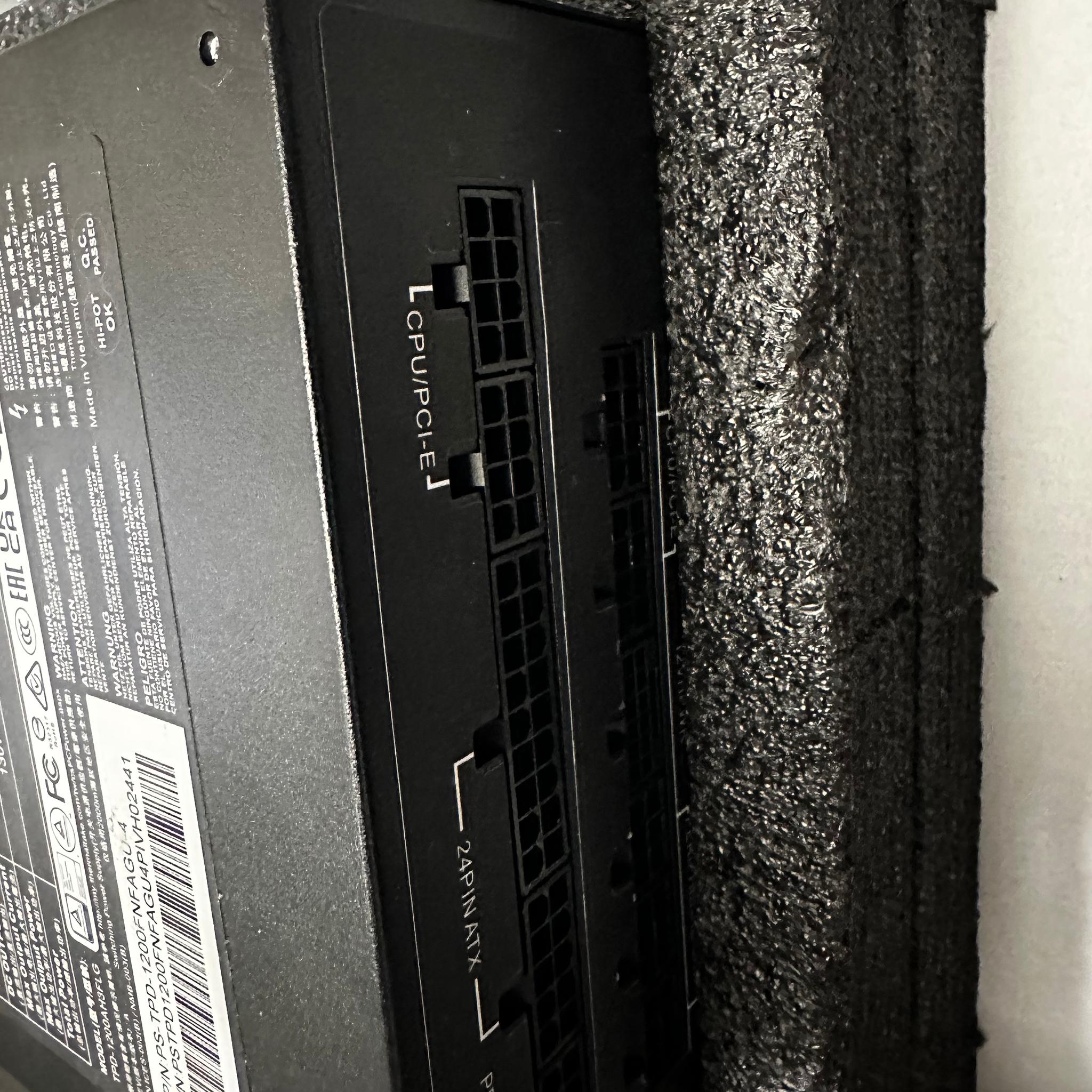 Thermaltake Toughpower GF3 1200W (missing cables)