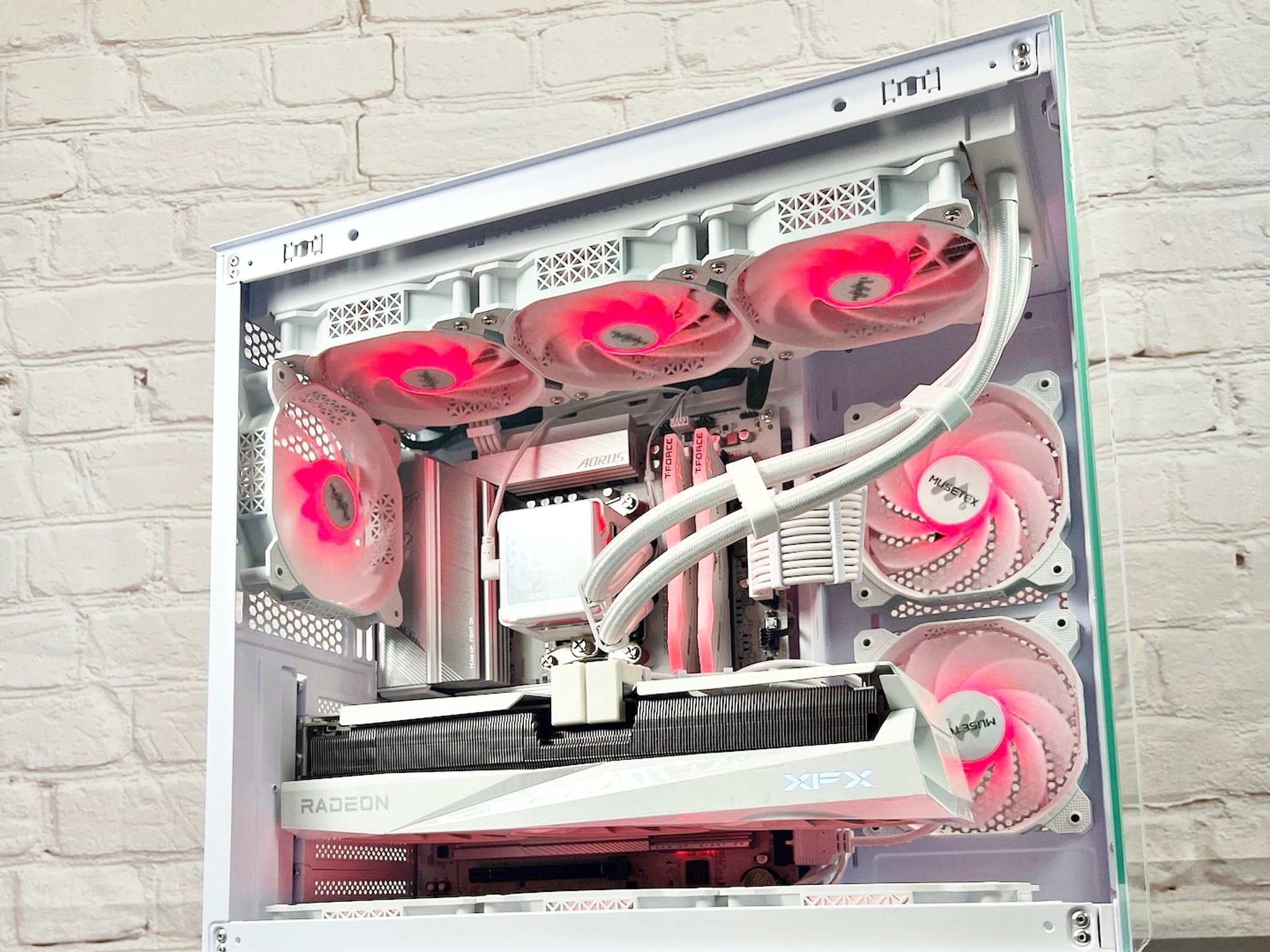 Ryzen 9800X3D RX 9070 XT 32GB DDR5 2TB M.2 WIFI 6E Win 11 Pro
