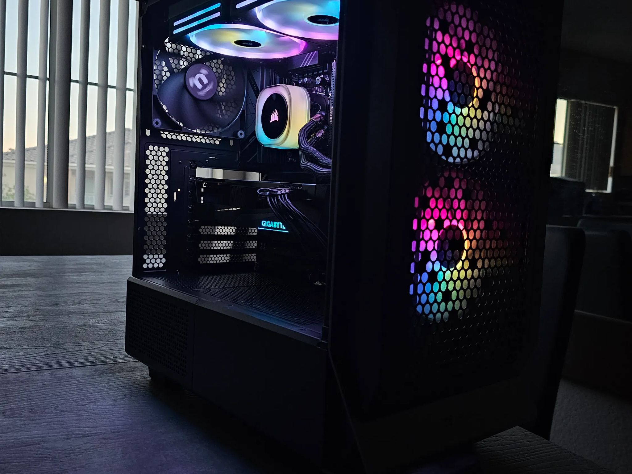 Black Swan R2 AMD: 7700/AMD 6800/32GB RAM/ Ultimate 1080P/1440P Gaming PC