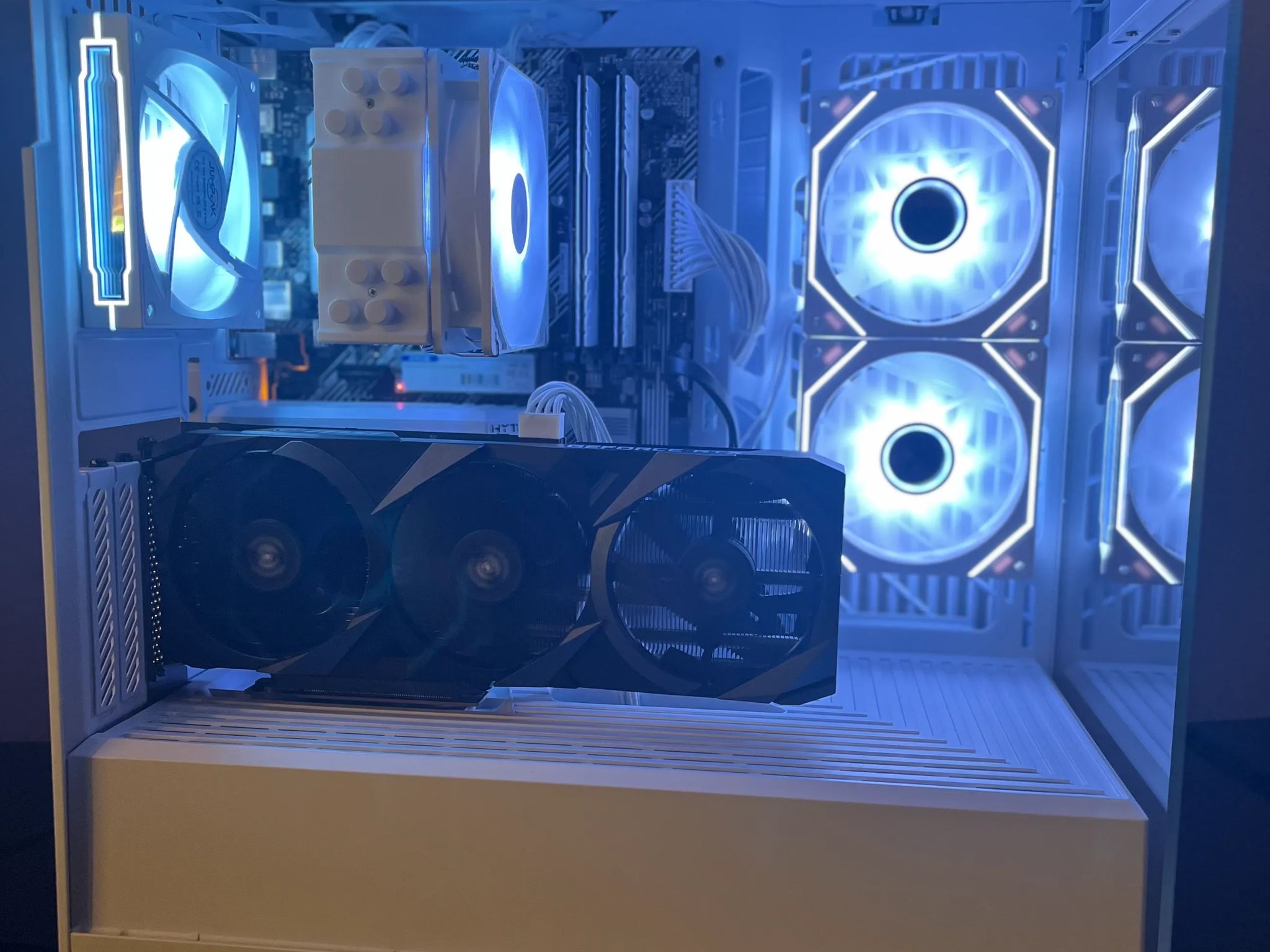 HYTE Y40| RTX 3060 12GB| I5 10400| 16GB DDR4