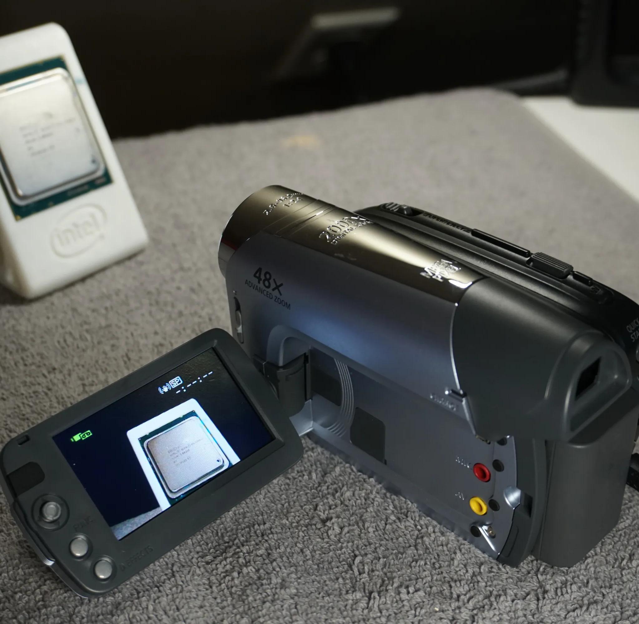 Canon ZR930 Camcorder + Battery & Power Adapter