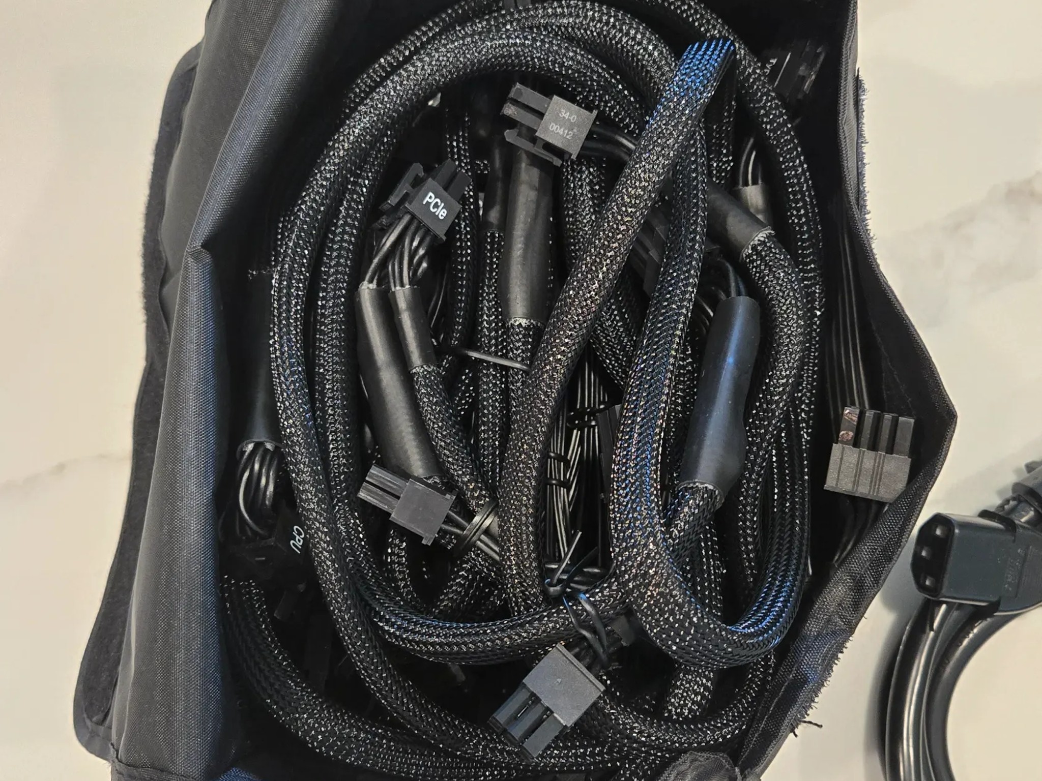 Corsair HX Series HX1000 — 1000 Watt 80 PLUS® PLATINUM Certified Fully Modular PSU