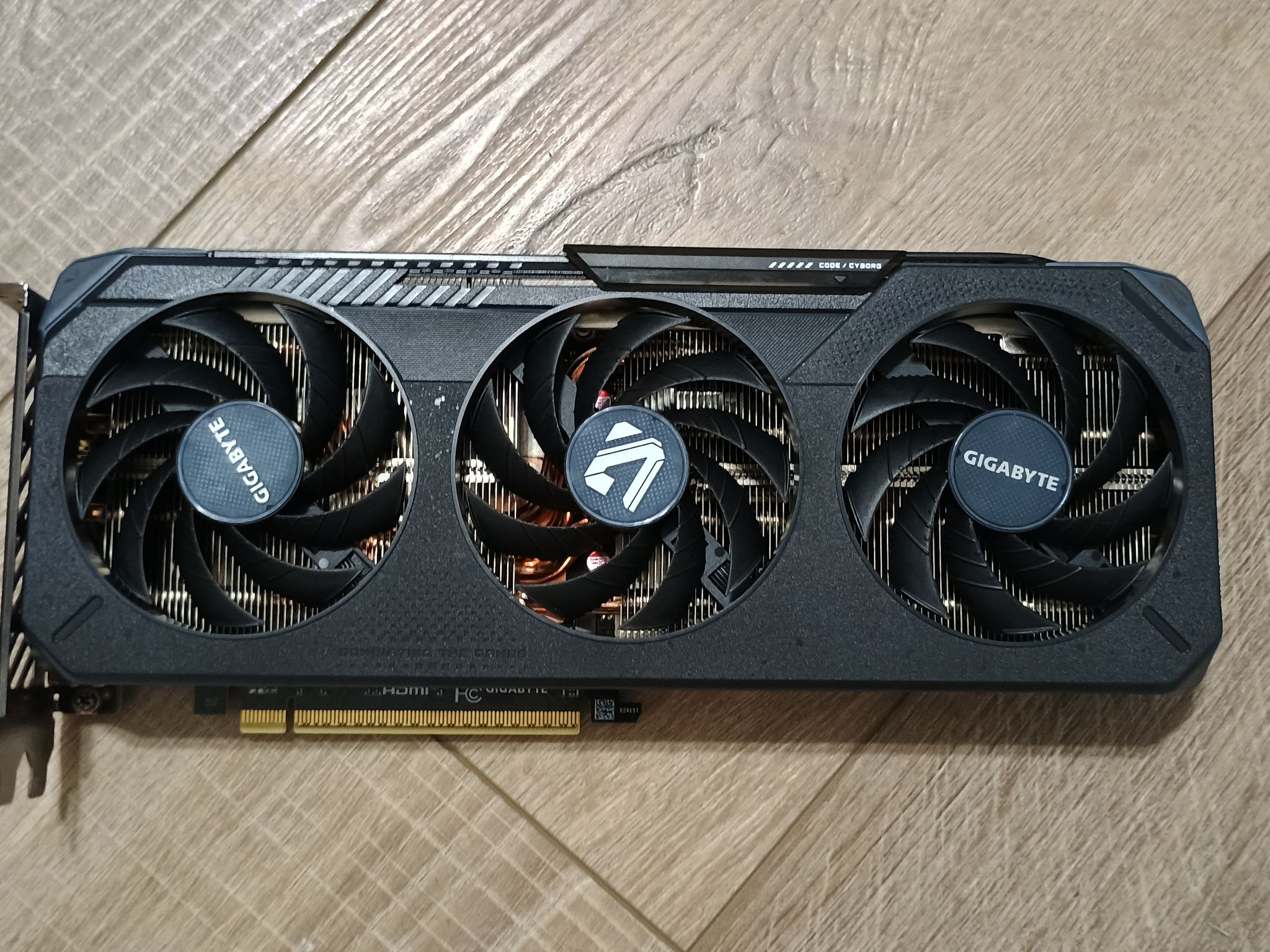GIGABYTE Radeon RX 9060 XT GAMING OC 8G