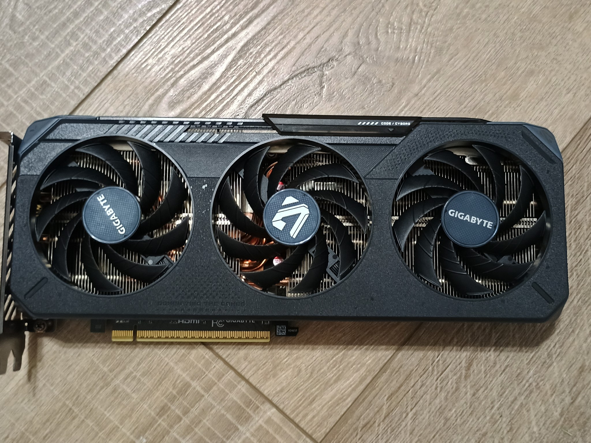 GIGABYTE Radeon RX 9060 XT GAMING OC 8G