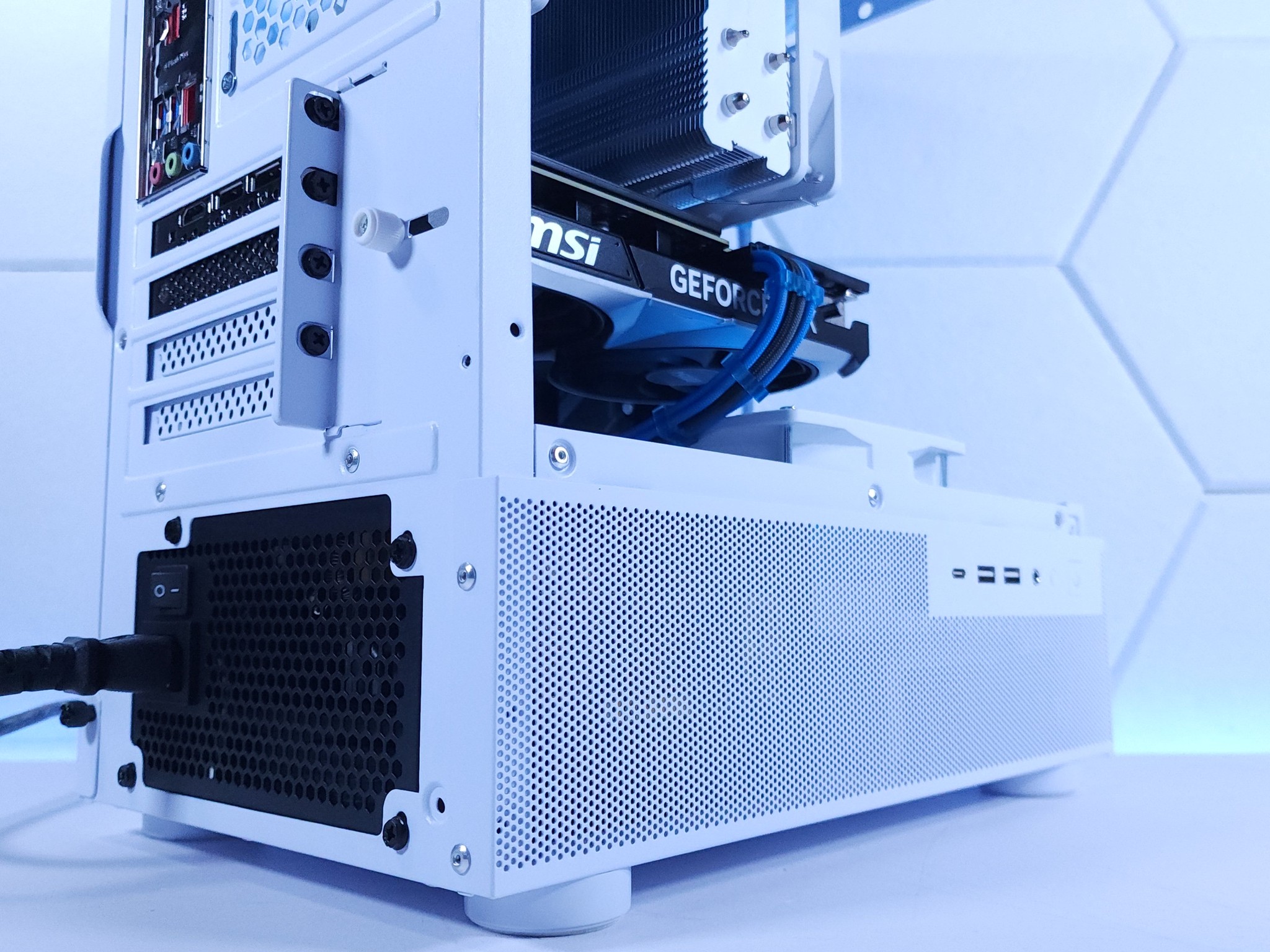 💙🤍RTX 4070 || Ryzen 5 7500F || 2TB NVMe SSD || 32GB 6000MHz DDR5 || 1440p Gaming Computer