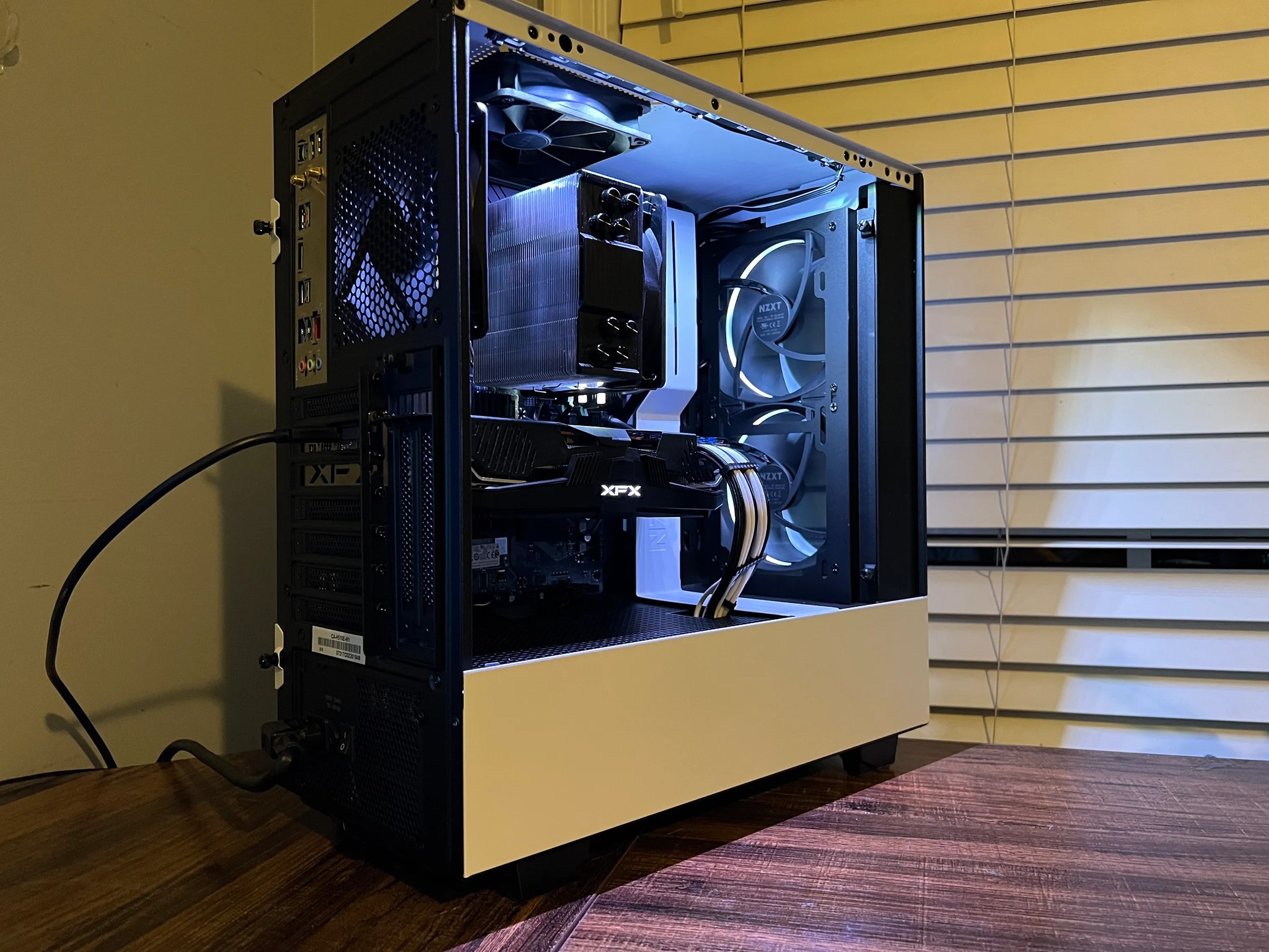 Whiteline: i5-10400, RX 5700xt Gaming PC