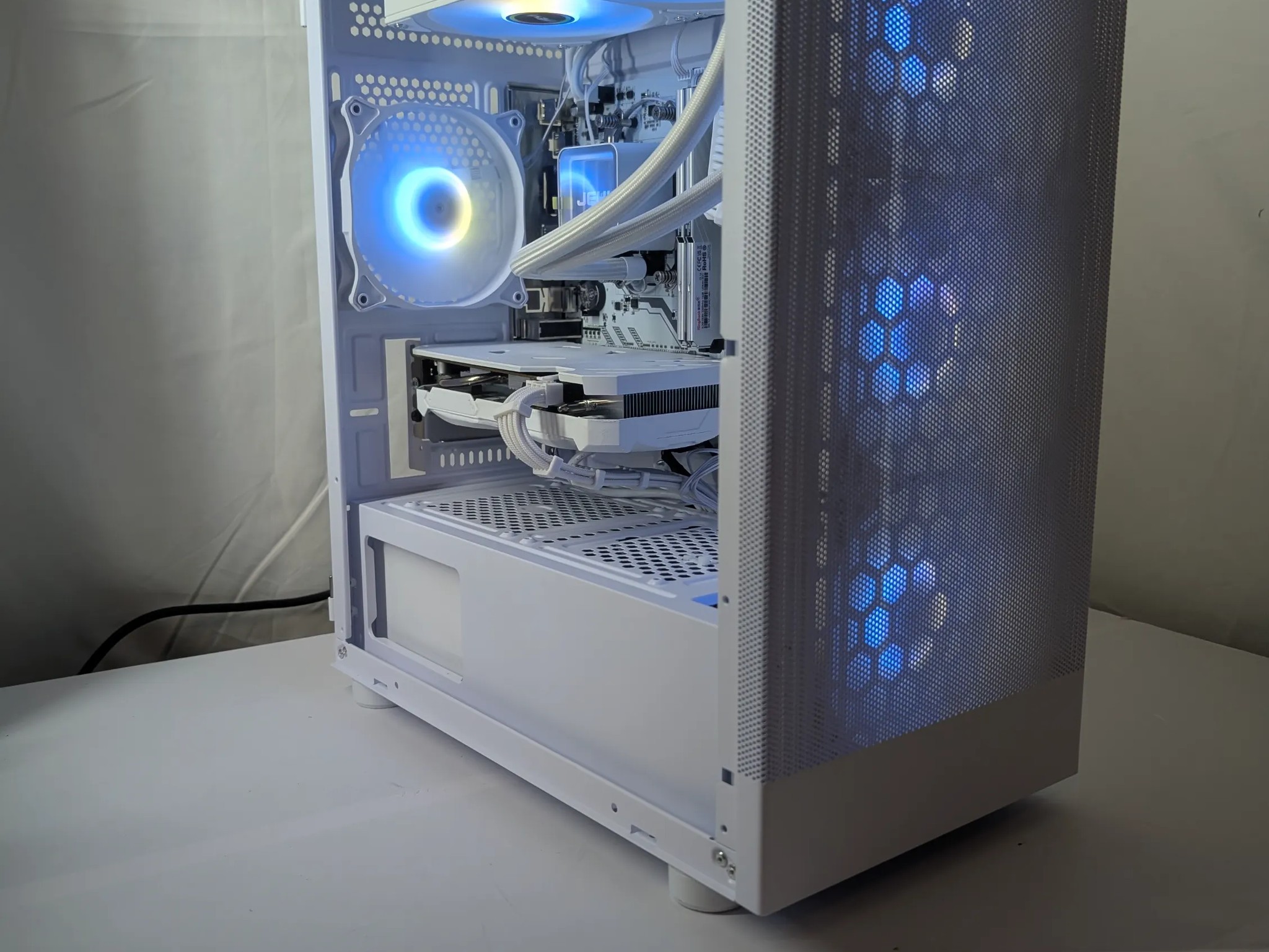 🔥 White Gaming PC – RTX 4060 | Ryzen 5 3600 | 32GB RAM | 1TB NVMe | Wi-Fi & Bluetooth 🔥