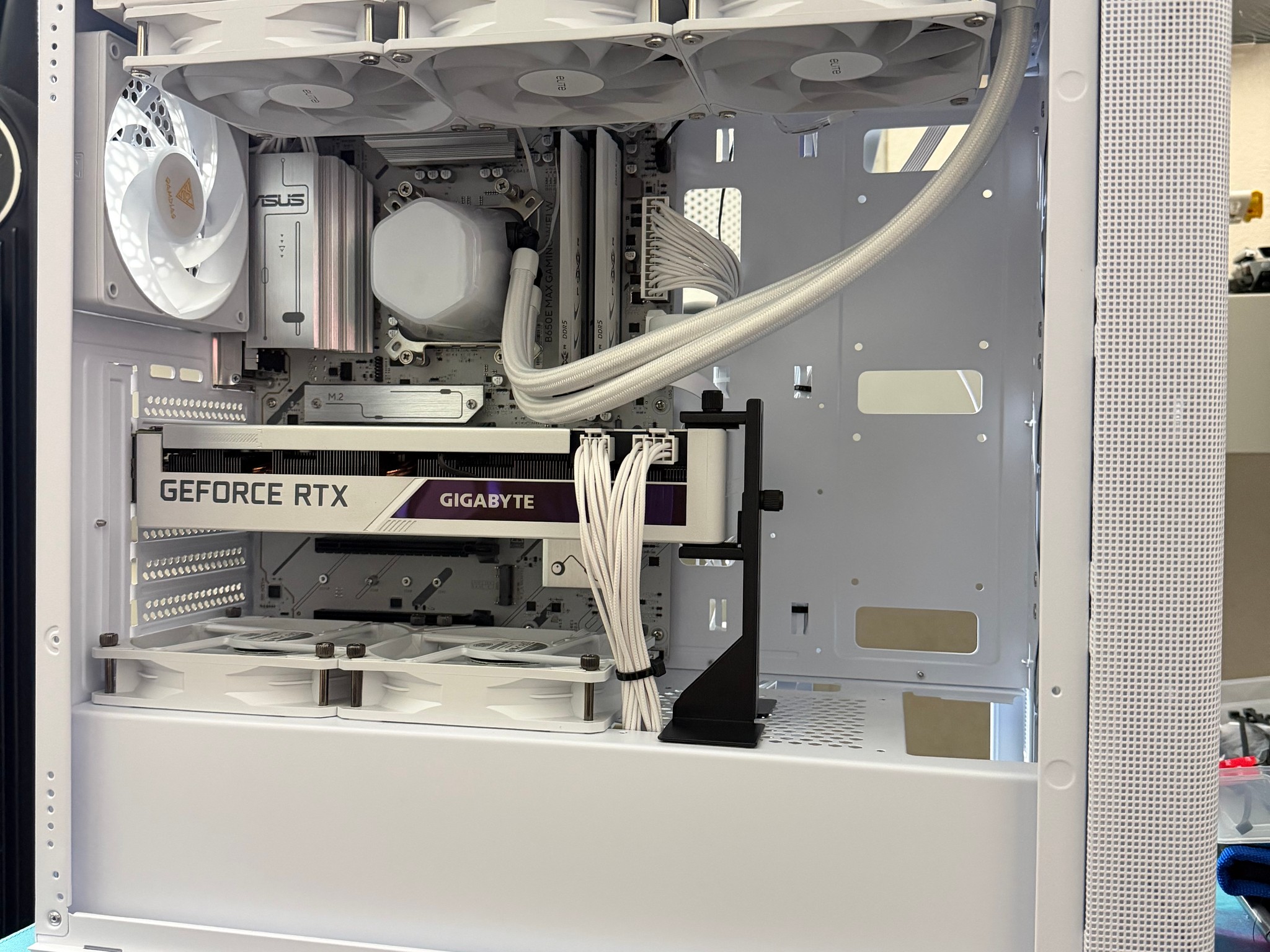 🧊❄️ All White AM5 gaming build! Ryzen 5 8600G | 32GB DDR5 | 1TB NVME SSD | 3070 ❄️🧊