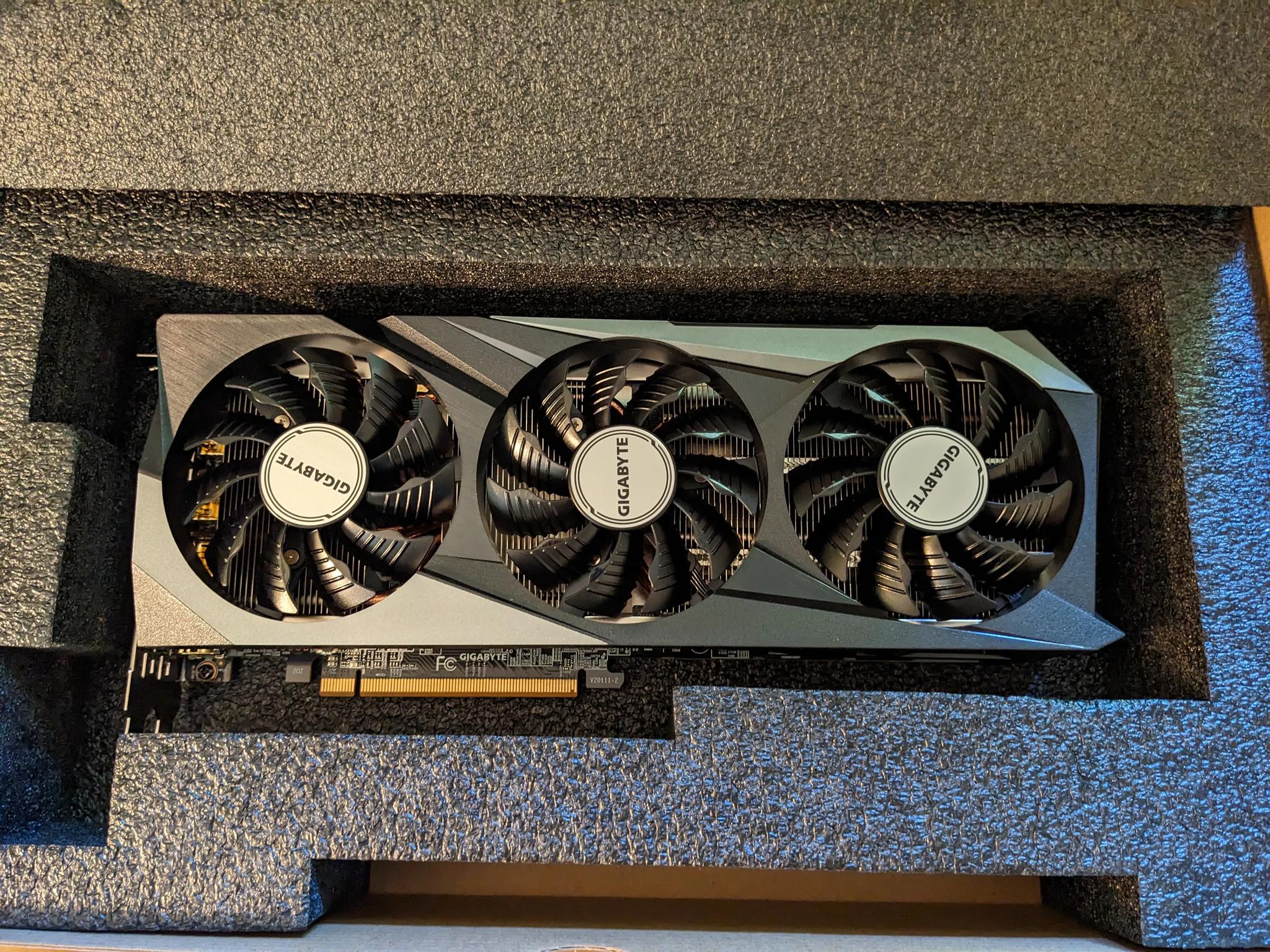 2 MONTH USED Gigabyte Radeon RX 6800 OC 16 GB
