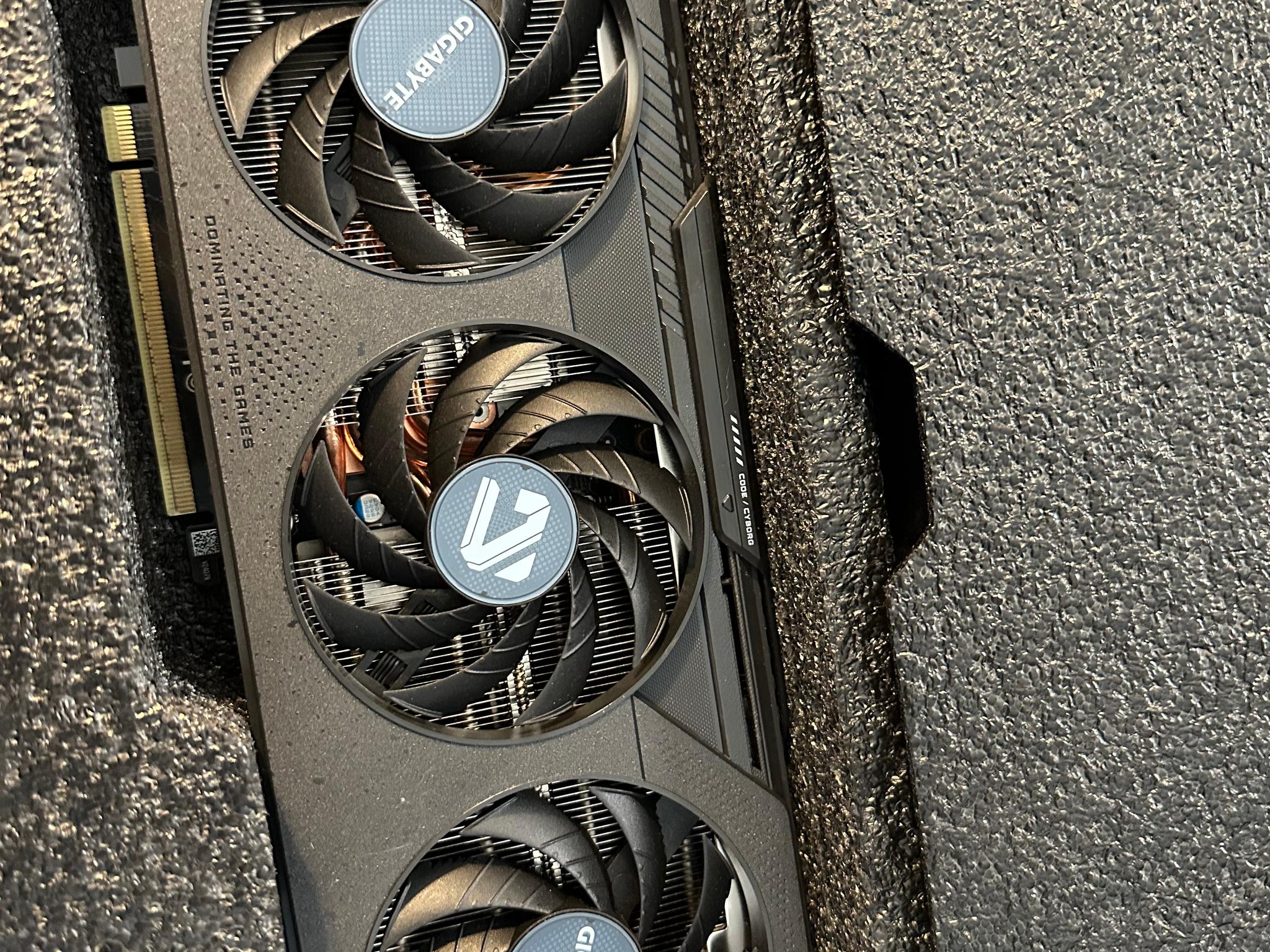 GIGABYTE RX 9060 XT GAMING OC 16G