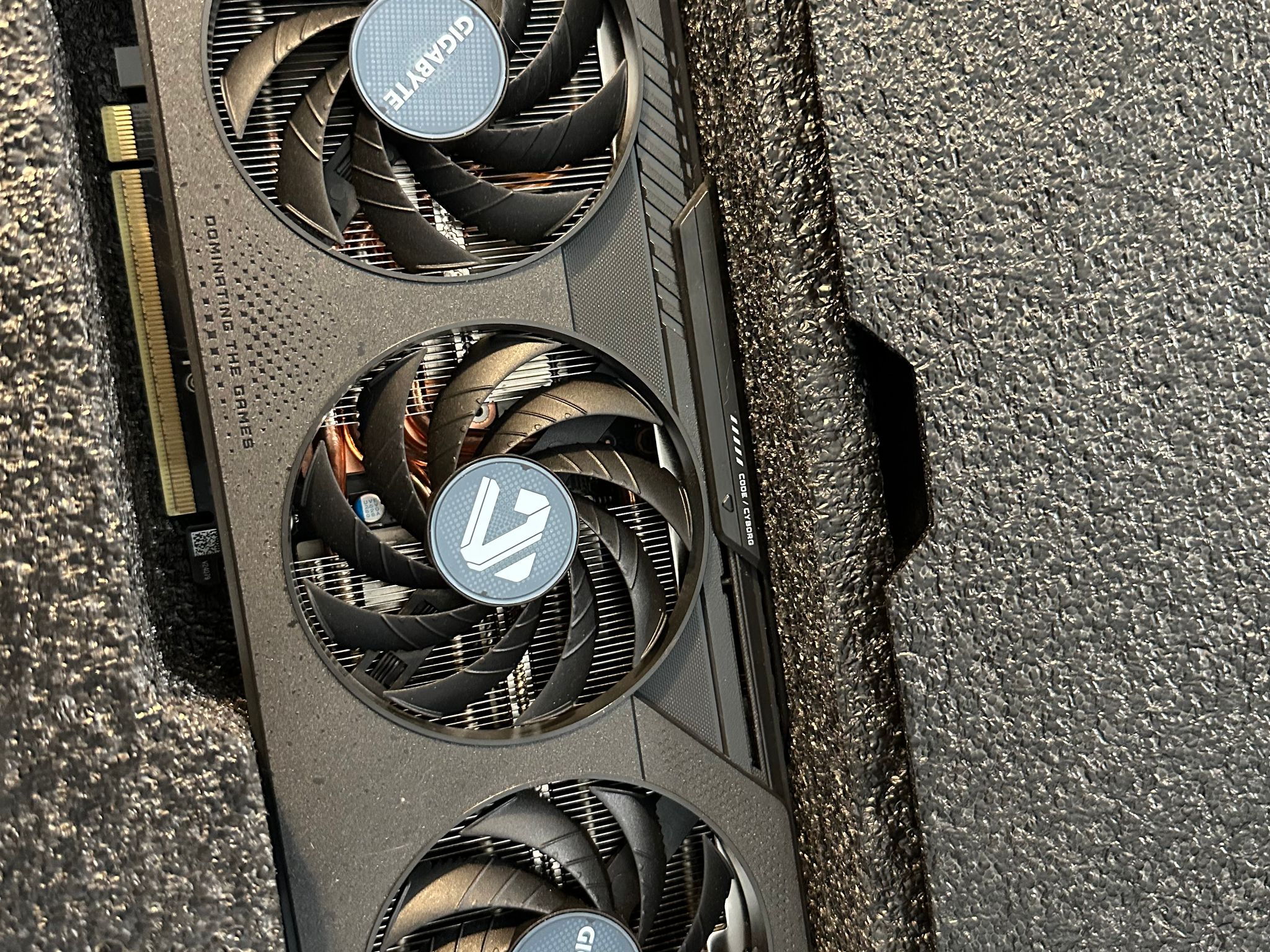 GIGABYTE RX 9060 XT GAMING OC 16G