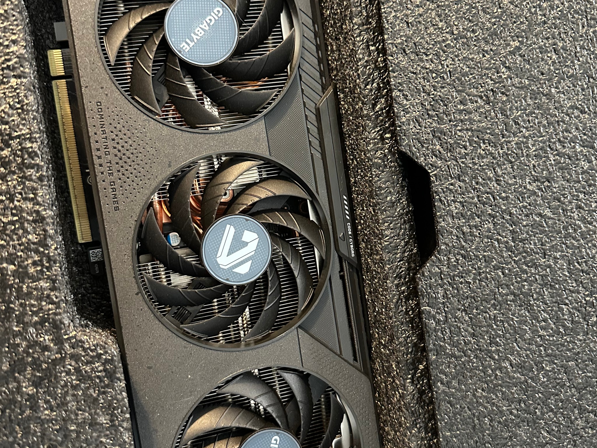 GIGABYTE RX 9060 XT GAMING OC 16G