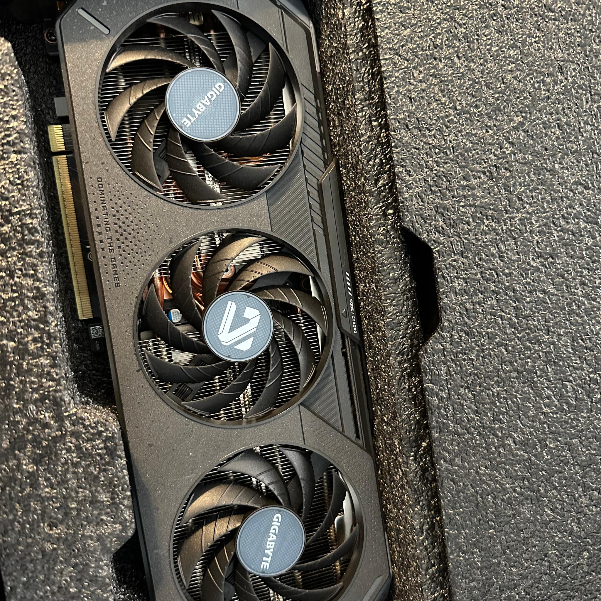 GIGABYTE RX 9060 XT GAMING OC 16G