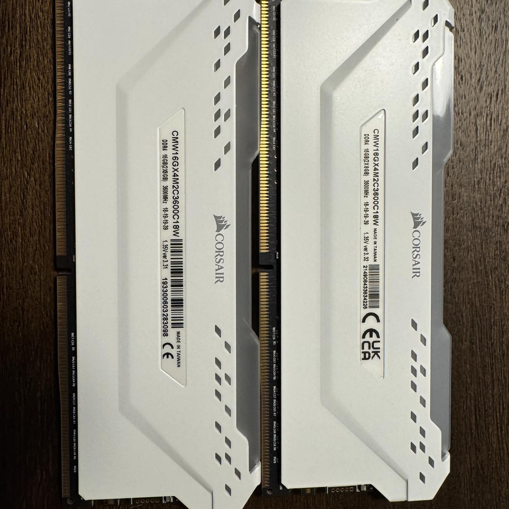 CORSAIR VENGEANCE RGB PRO 32GB (4x8GB) DDR4 3600MHz C18 LED Desktop Memory - White