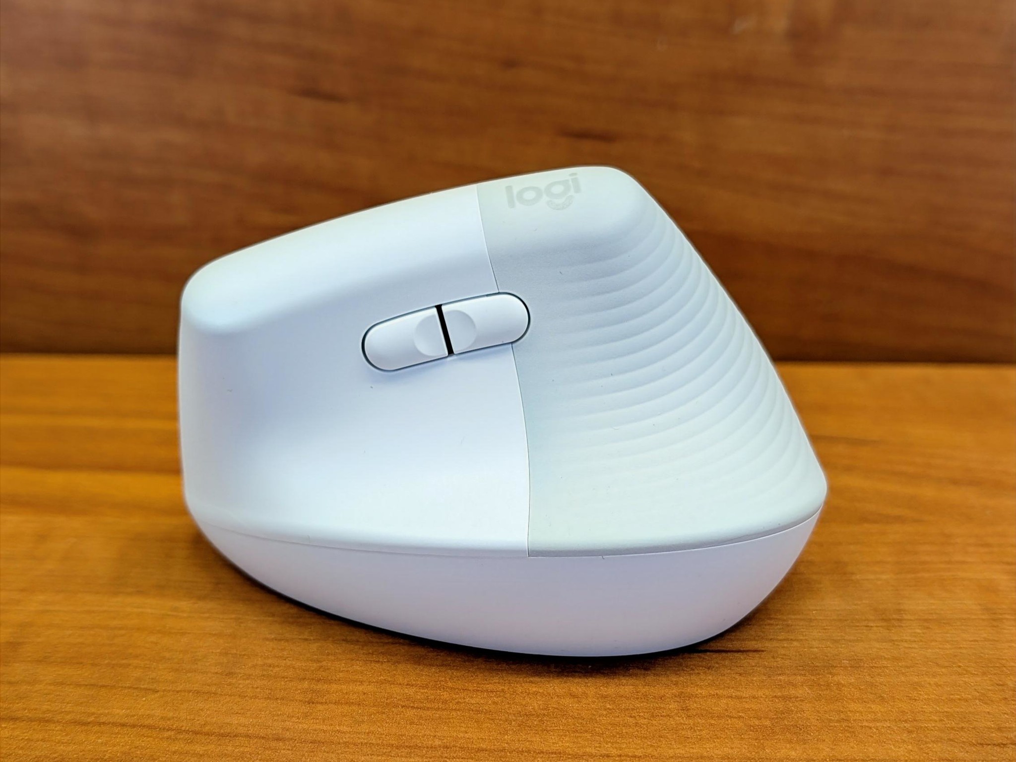 Logitech Lift Vertical Ergonomic Mouse Off-White right-handed