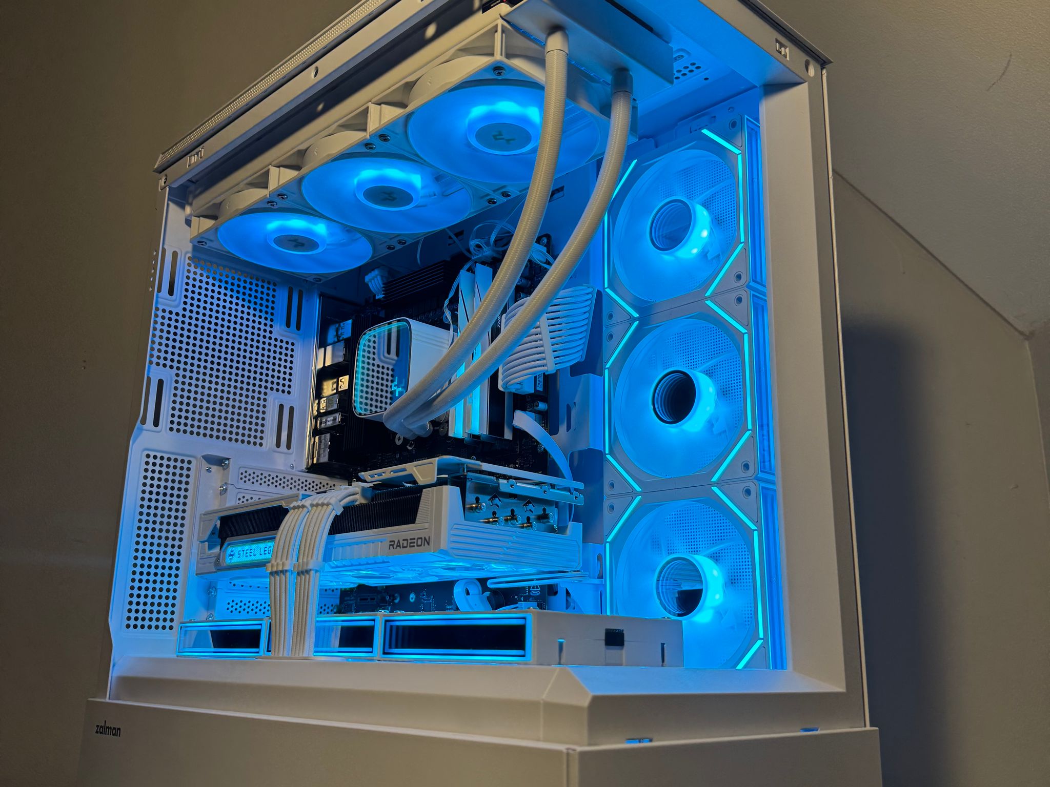 White RX 9070 XT | Ryzen 7 7800X3D | 32GB DDR5 6400 MT/s CL32 | 2TB Storage | Free Shipping