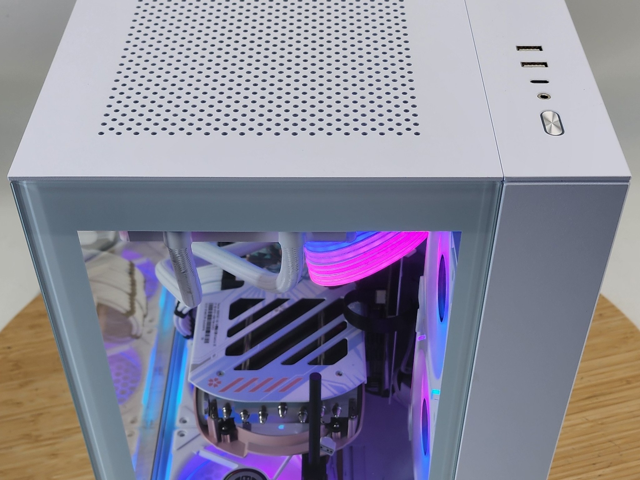 Gaming PC Ryzen 7 7800X3D 32GB RAM 2TB SSD RX 9070 XT 16GB Windows 11 Computer