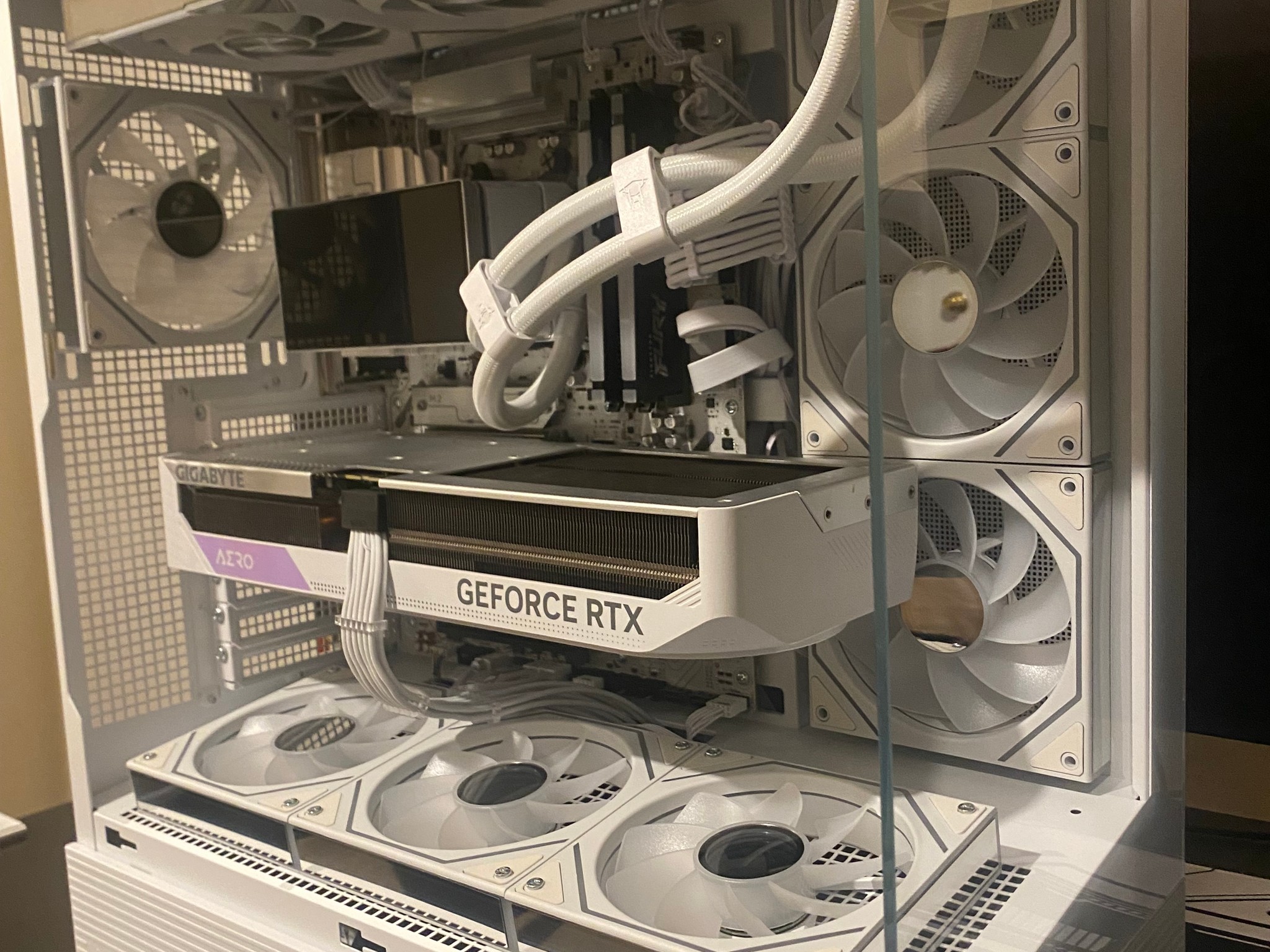 ALL-WHITE GAMING PC | RYZEN 7 9700X | RTX 4070 Ti AERO | 32GB DDR5 | 1TB