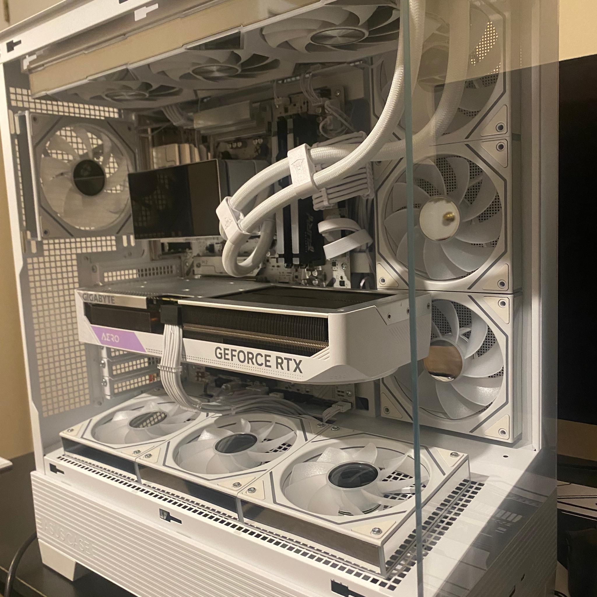 ALL-WHITE GAMING PC | RYZEN 7 9700X | RTX 4070 Ti AERO | 32GB DDR5 | 1TB