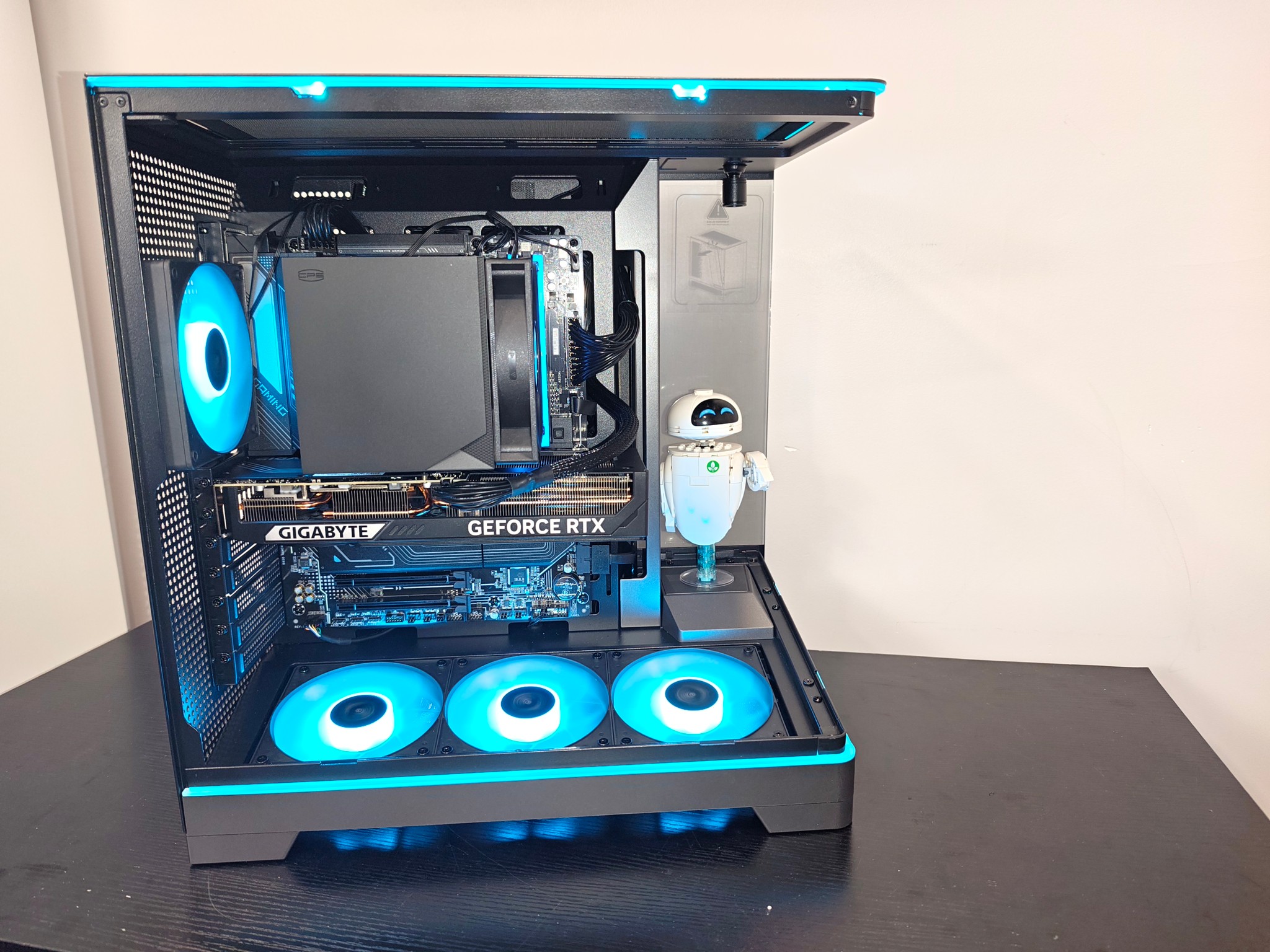 THE STAGE, custom 4k high end RTX 5070 Gaming pc with 32 gb of ddr5 ram!