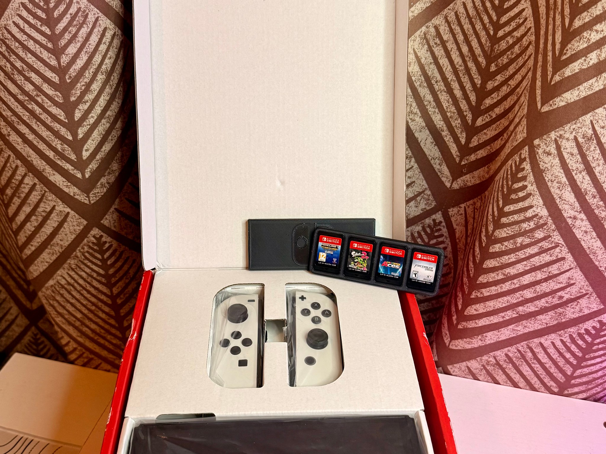 Nintendo Switch OLED White + 4 Free Games