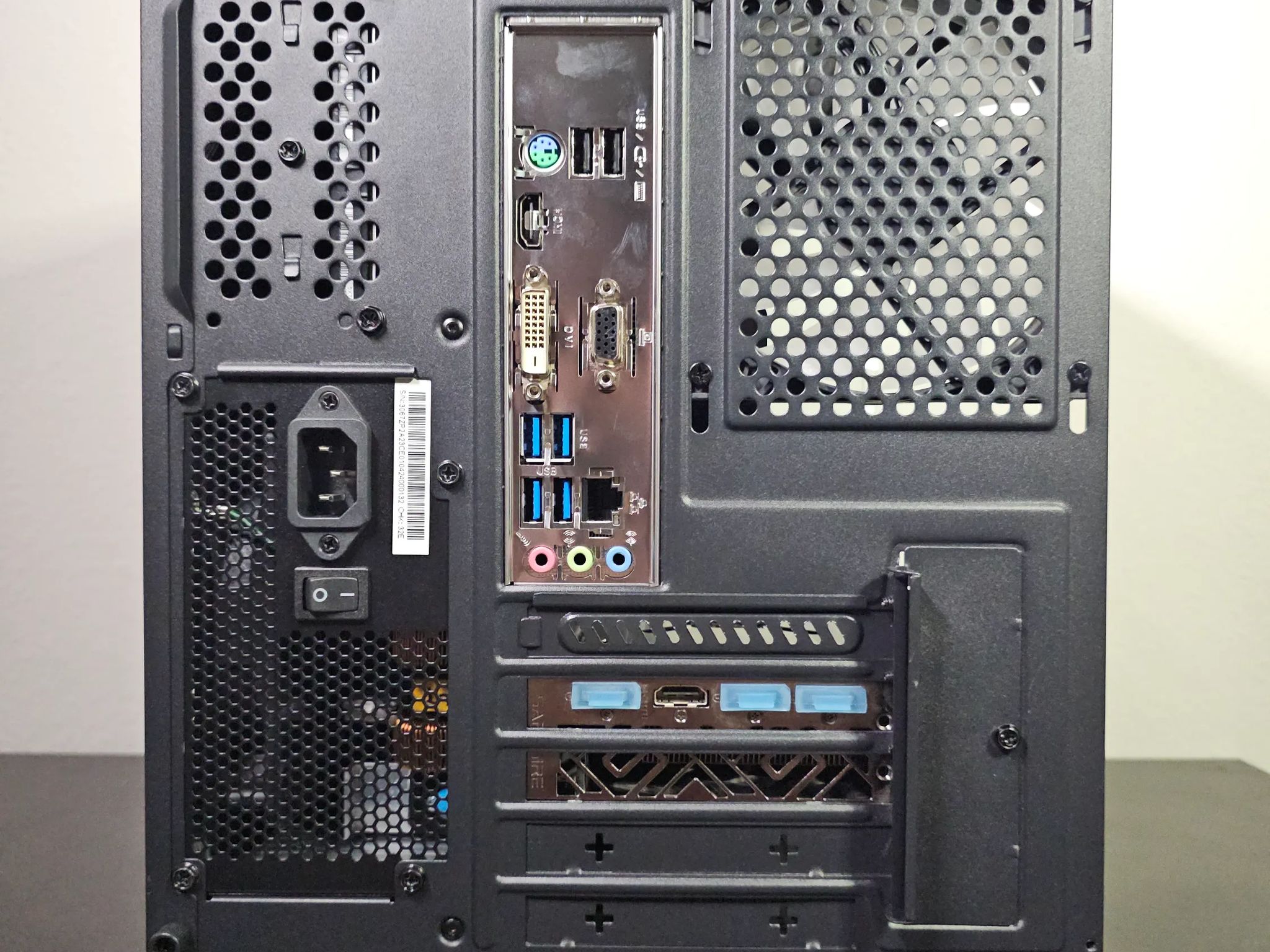Midrange 1080p / RX 5700-XT 8GB / Ryzen 5 3600 / 16GB DDR4 / 256GB SSD + 3TB HDD