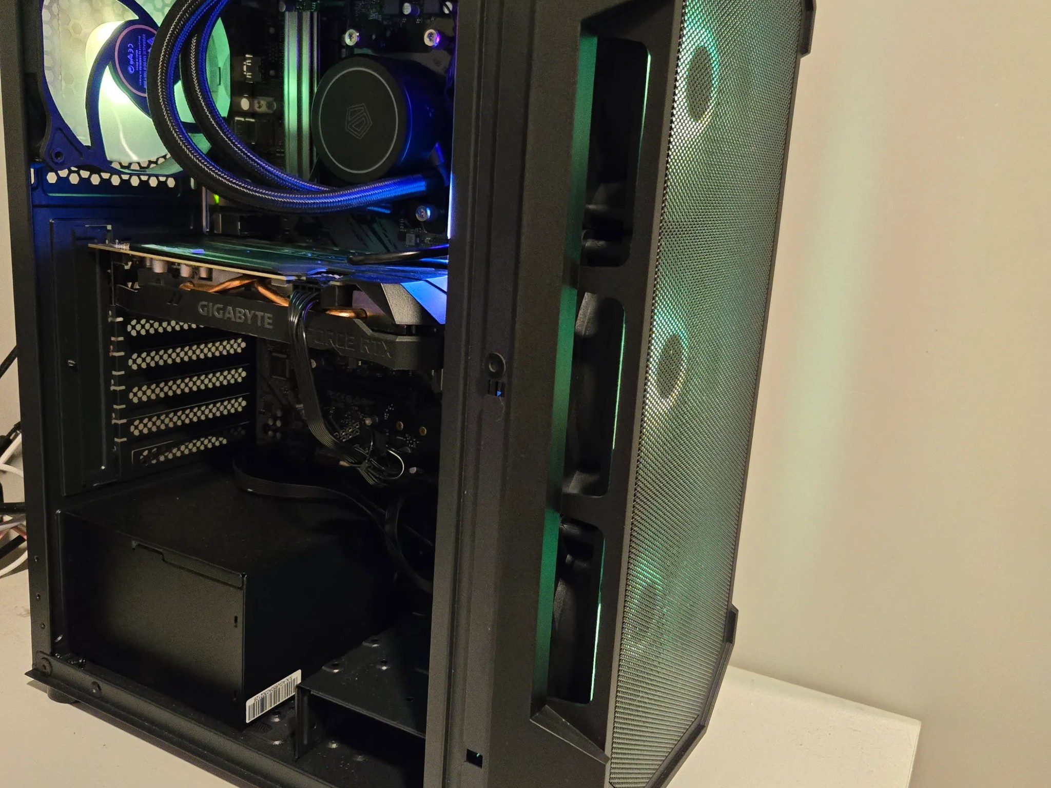 GAMING PC RTX 2060 RYZEN 5 3600 1 TB crucial P3 ram Corsair vengeance 3200 MHz 16 GB Ram