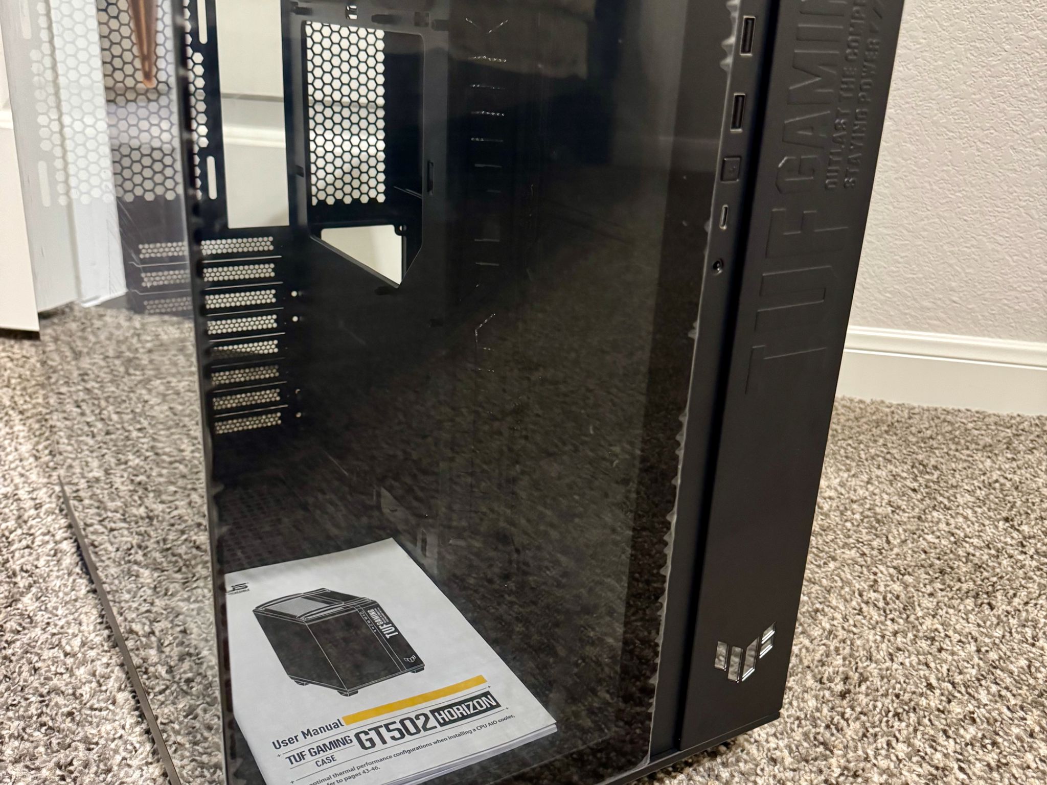 Black - Asus TUF Gaming GT502 in retail packaging.